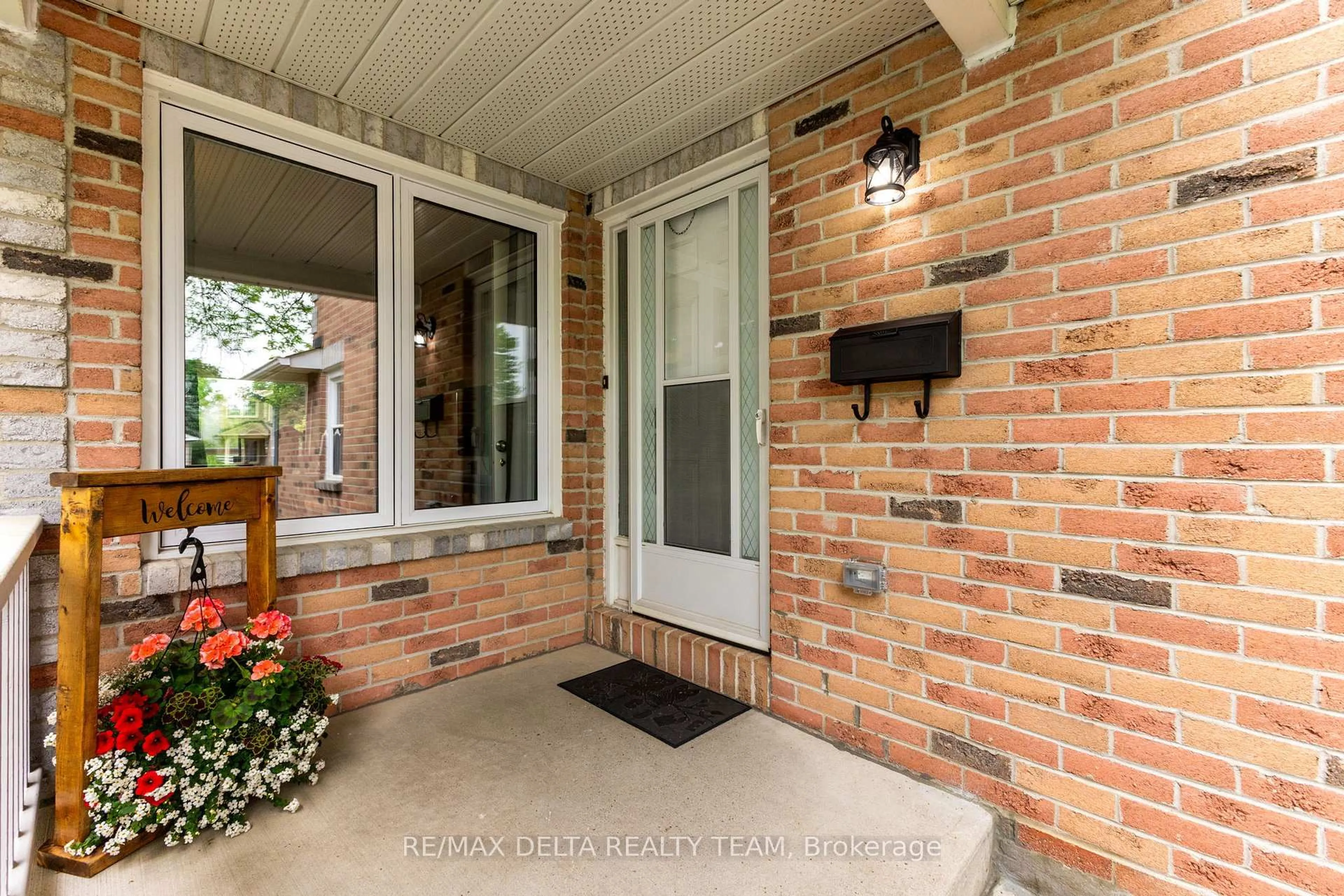 Indoor entryway for 1677 Des Perdrix Cres, Orleans Ontario K1C 5E2