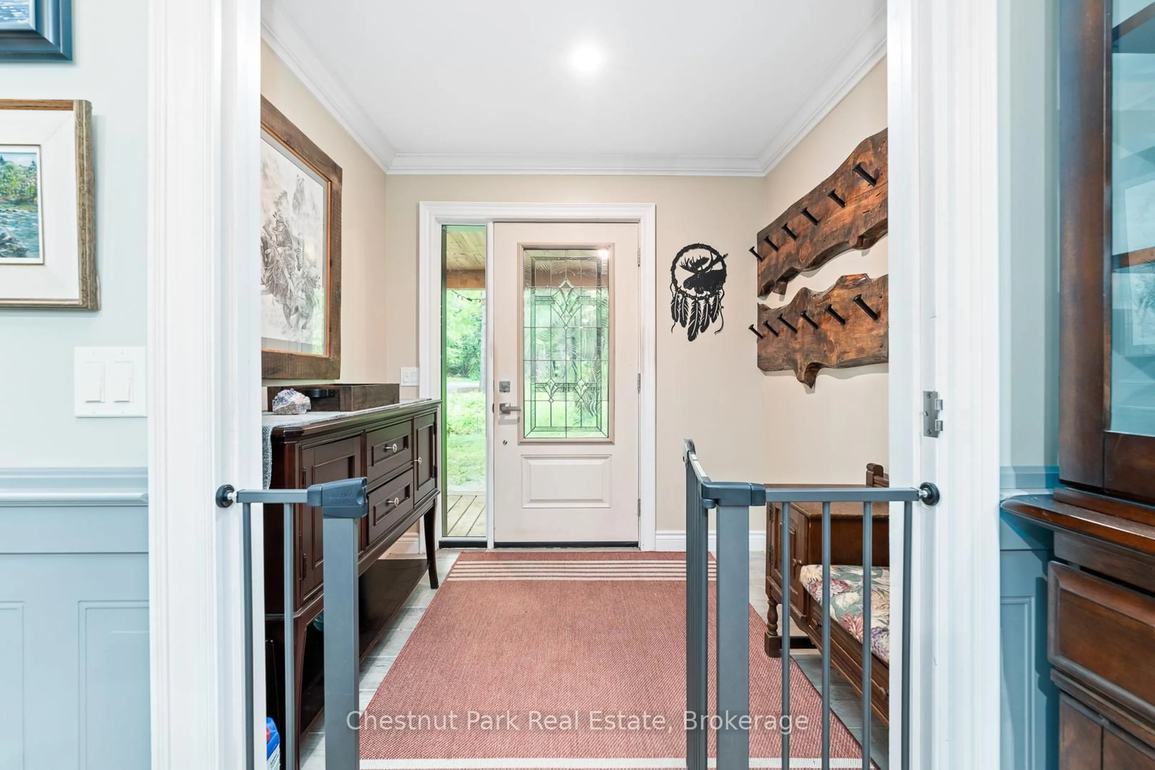 Indoor entryway for 1037 Skeleton Lake 3 Rd, Muskoka Lakes Ontario P0B 1M0
