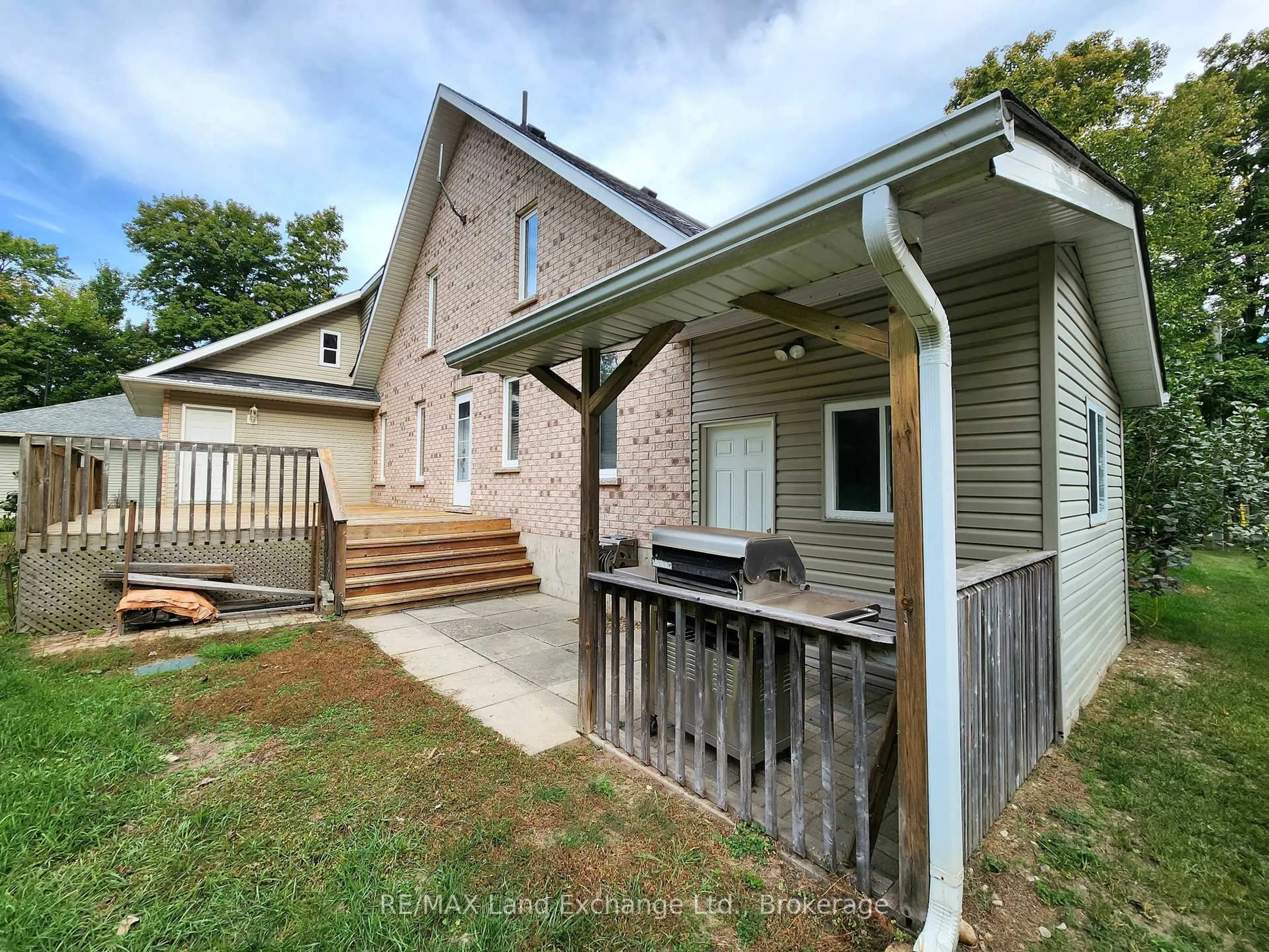 A pic from outside/outdoor area/front of a property/back of a property/a pic from drone, unknown for 207 Birch Cres, Huron-Kinloss Ontario N0G 2R0