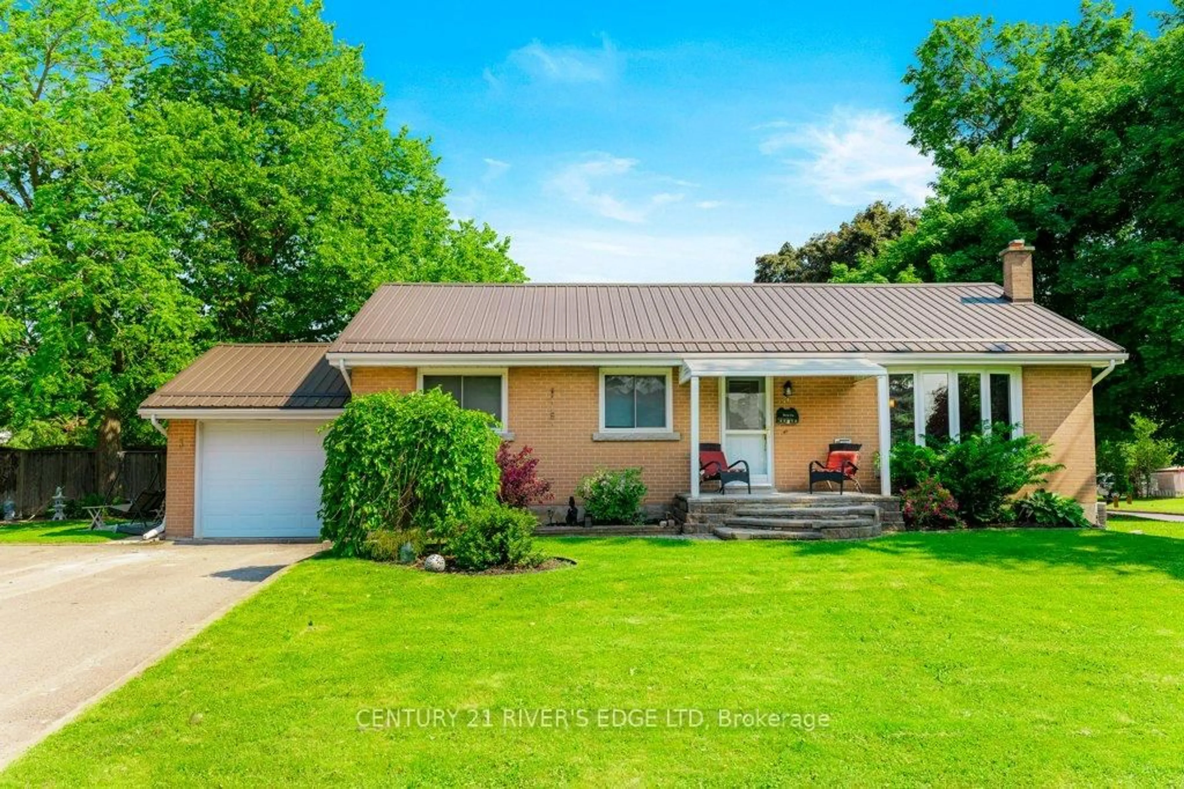 Home with vinyl exterior material, street for 3 Bedford Ave, Brockville Ontario K6V 1Z7