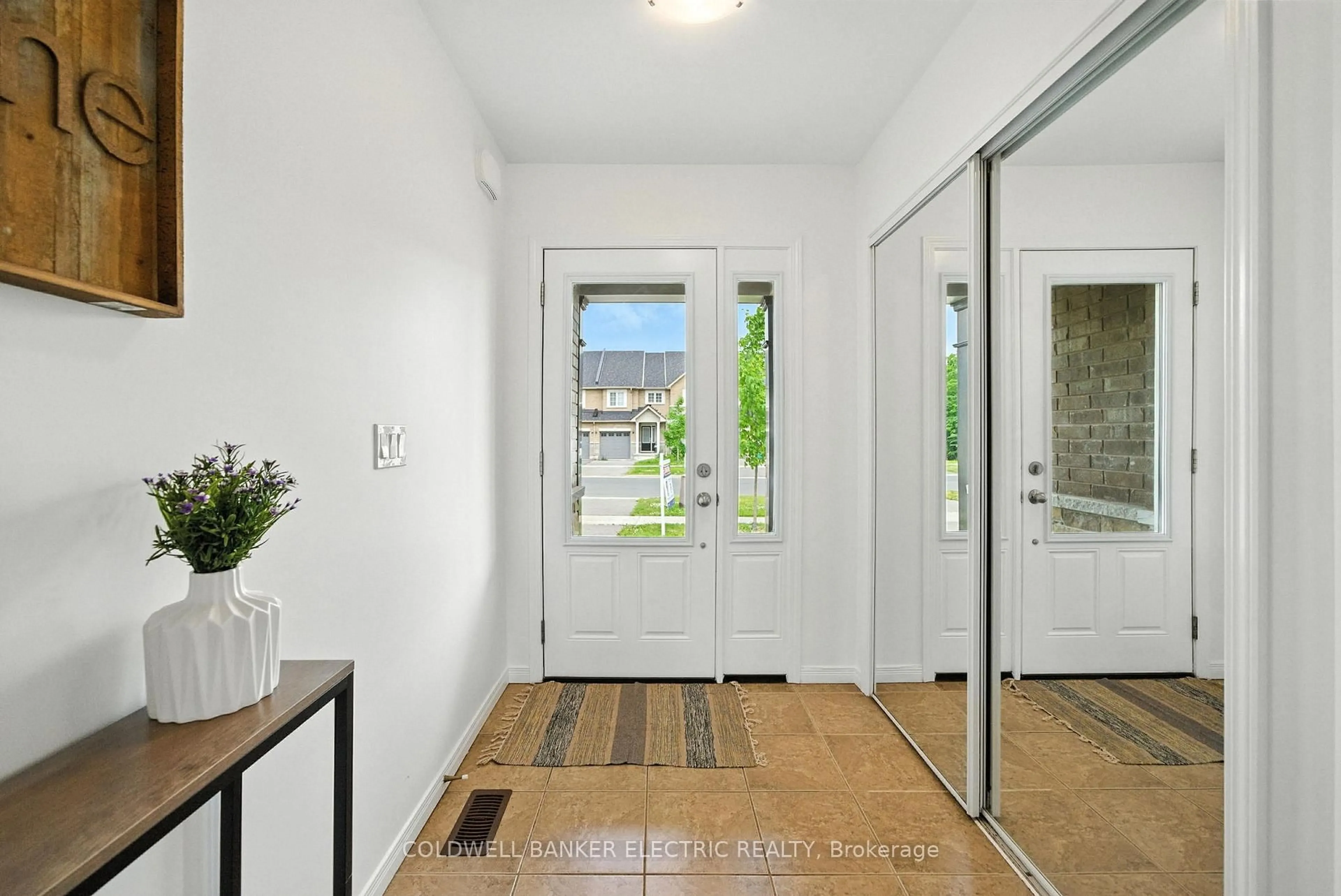 Indoor entryway for 1651 Hetherington Dr, Peterborough North Ontario K9L 0G6