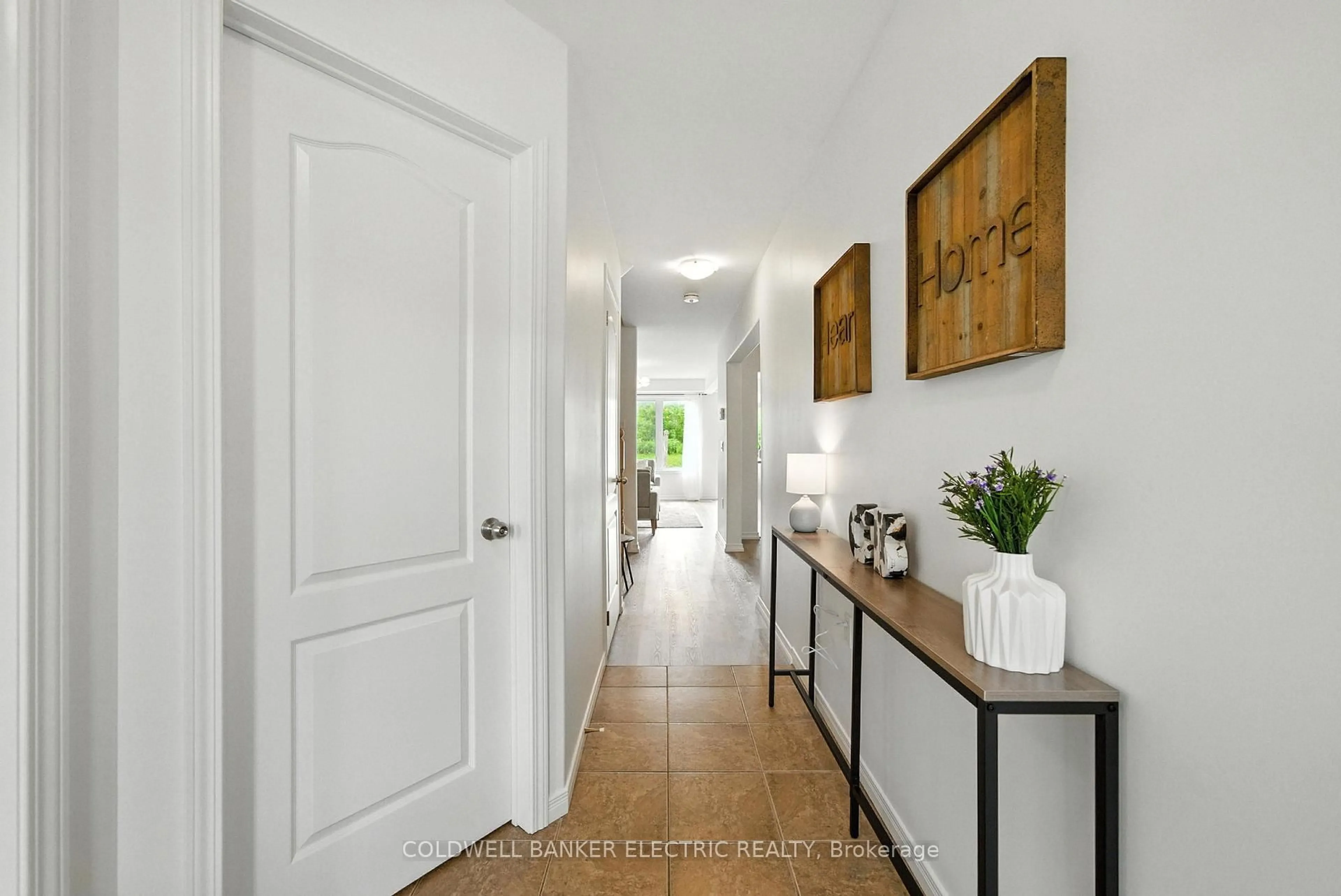 Indoor entryway for 1651 Hetherington Dr, Peterborough North Ontario K9L 0G6