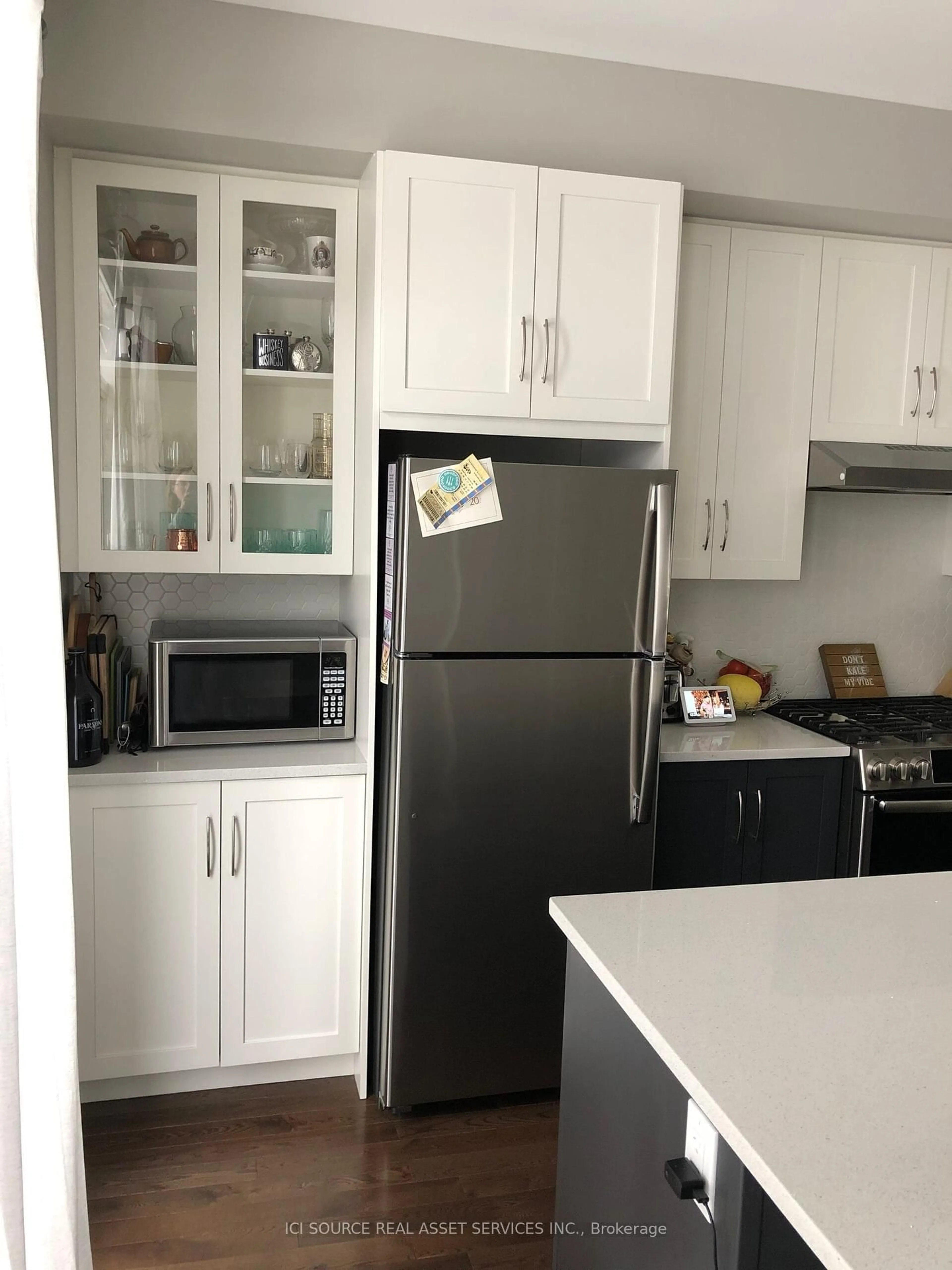 Standard kitchen, wood/laminate floor for 404 Terravita Private, Ottawa Ontario K1V 2R9