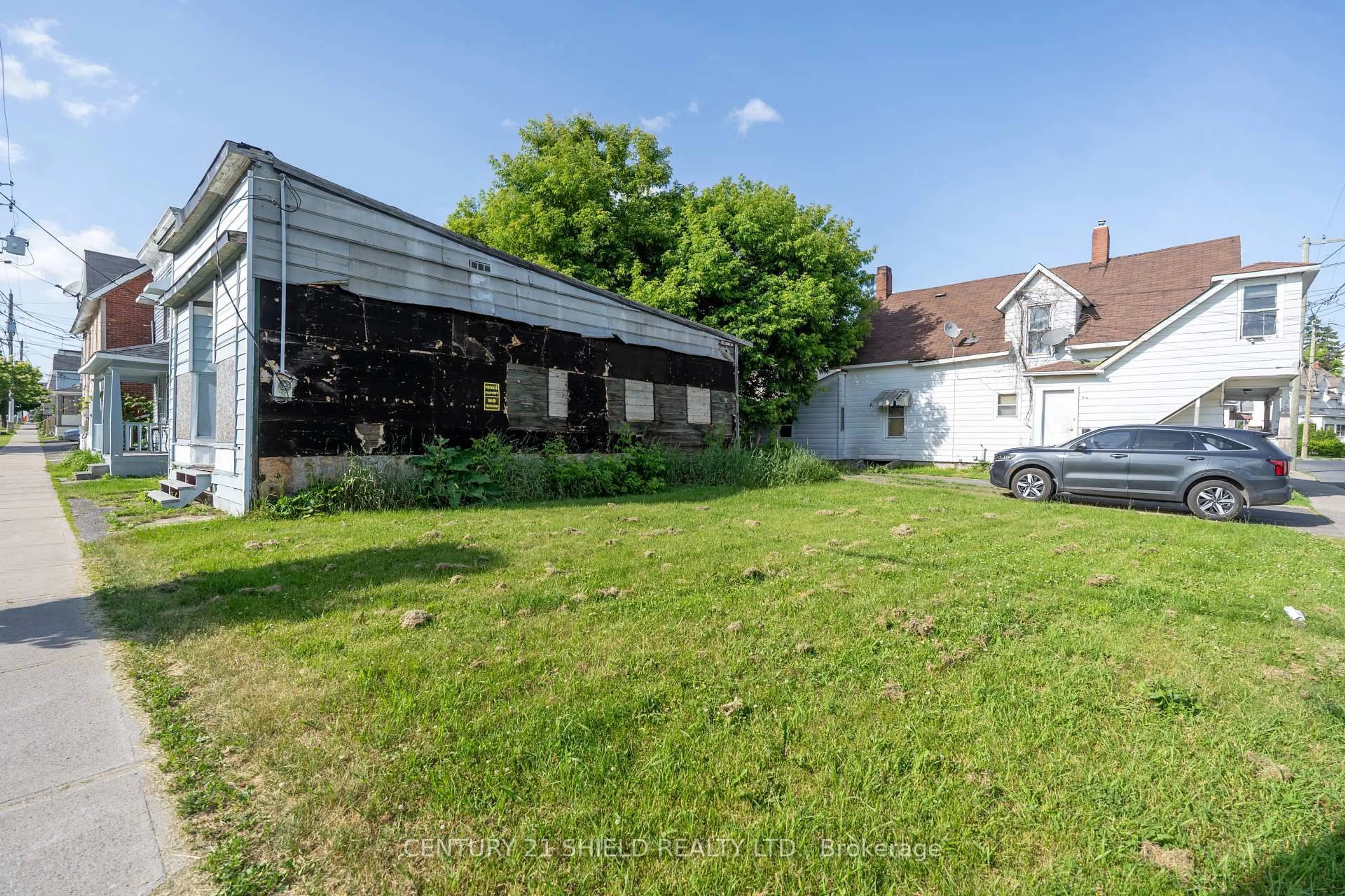 A pic from outside/outdoor area/front of a property/back of a property/a pic from drone, building for 42-46 Marlborough St, Cornwall Ontario K6H 3Z3