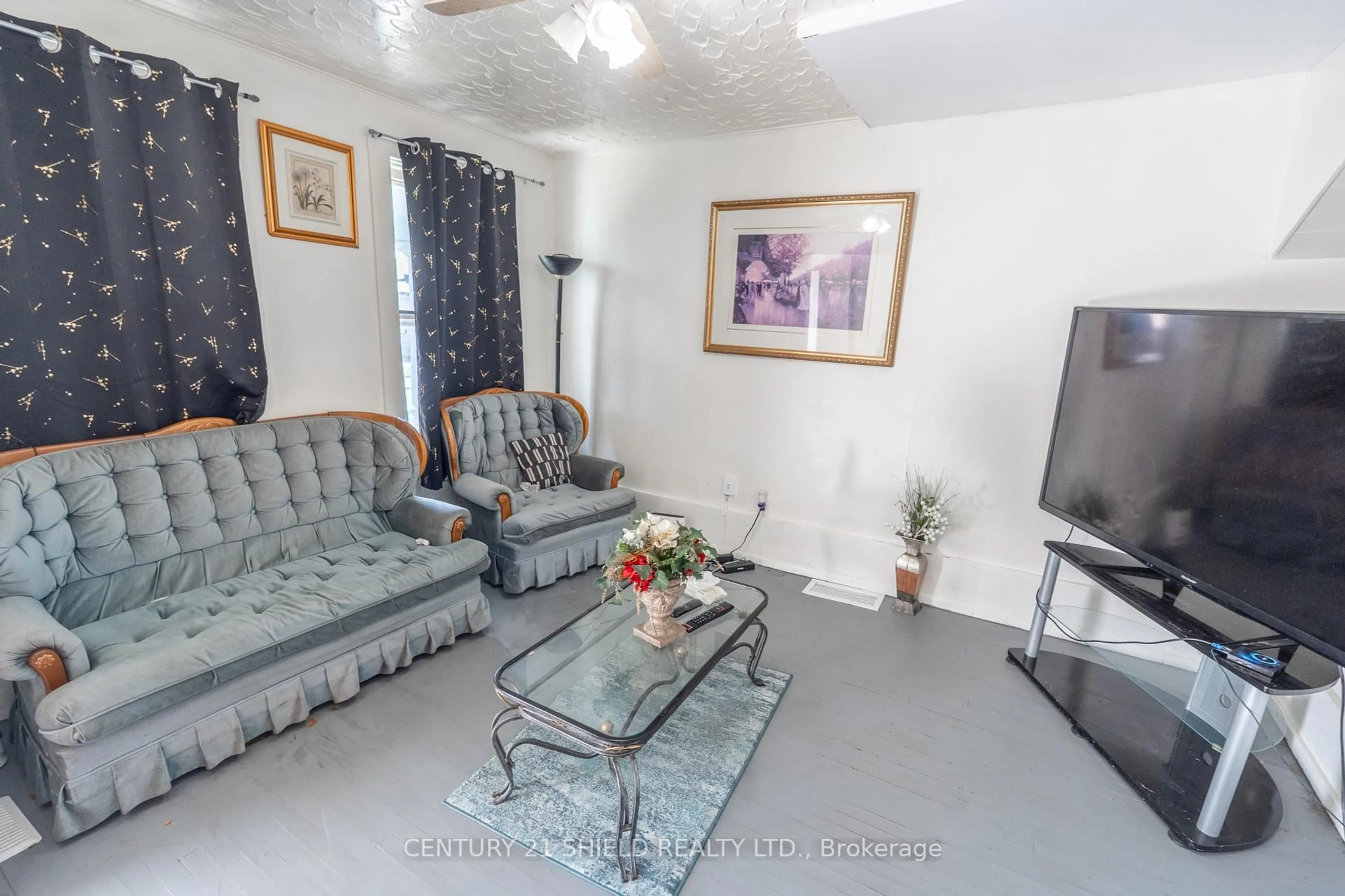 Living room with furniture, unknown for 42-46 Marlborough St, Cornwall Ontario K6H 3Z3