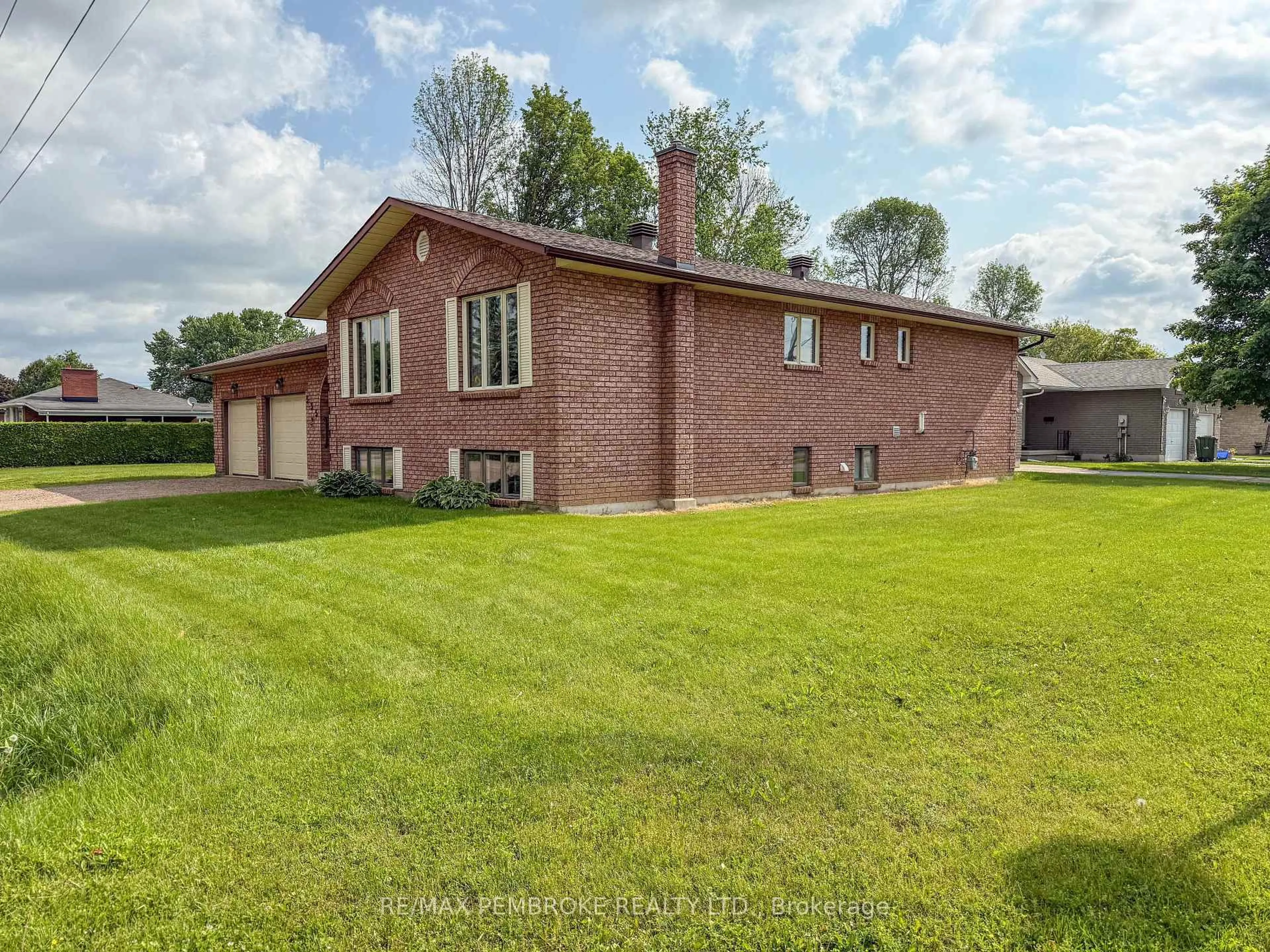 Home with brick exterior material, unknown for 535 Fraser St, Pembroke Ontario K8A 1Z2