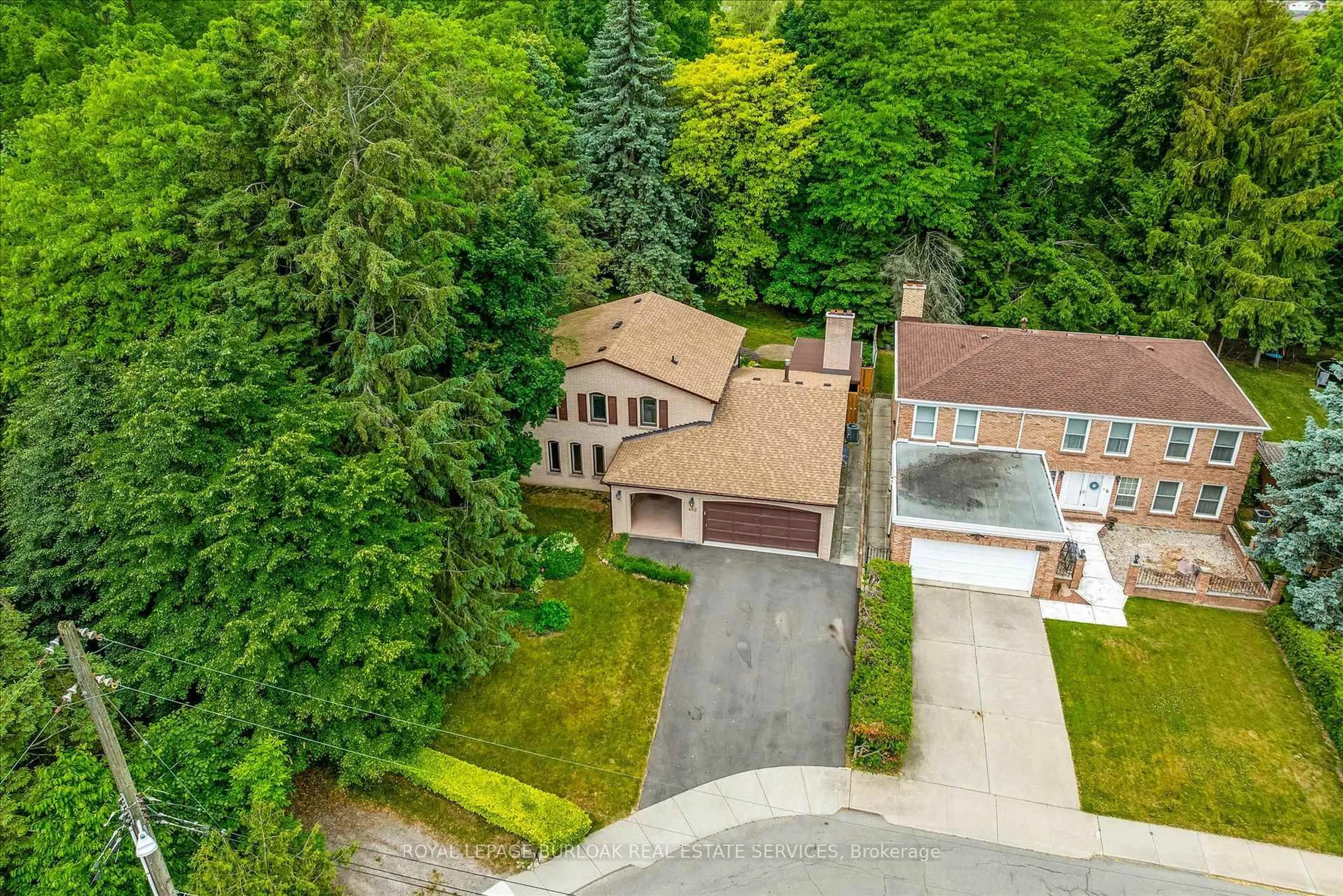 A pic from outside/outdoor area/front of a property/back of a property/a pic from drone, street for 452 Quigley Rd, Hamilton Ontario L8K 5N3