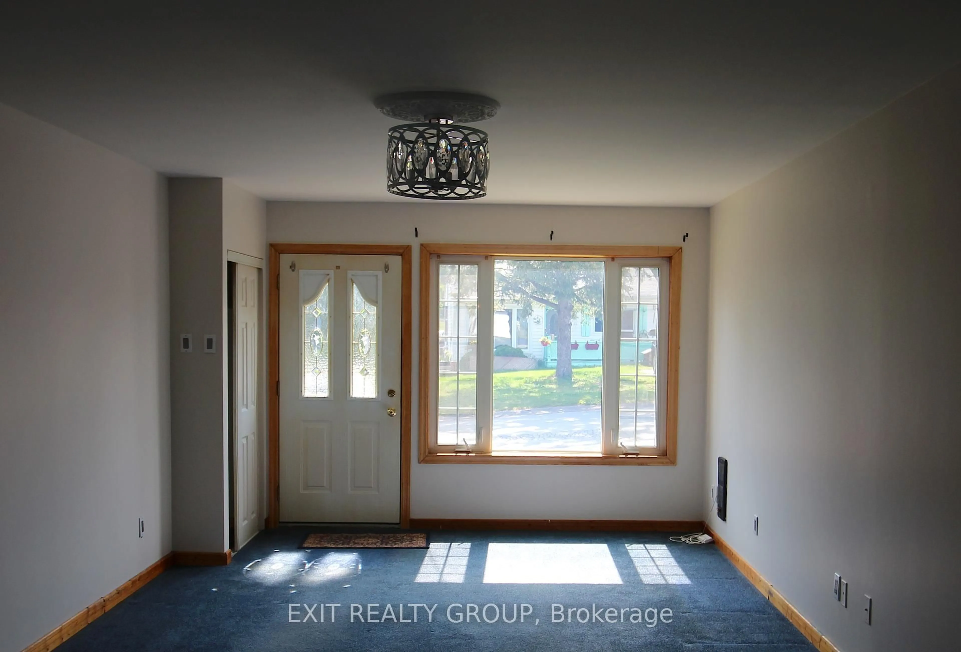 Indoor entryway for 57 Prince of Wales Dr, Belleville Ontario K8P 2T6