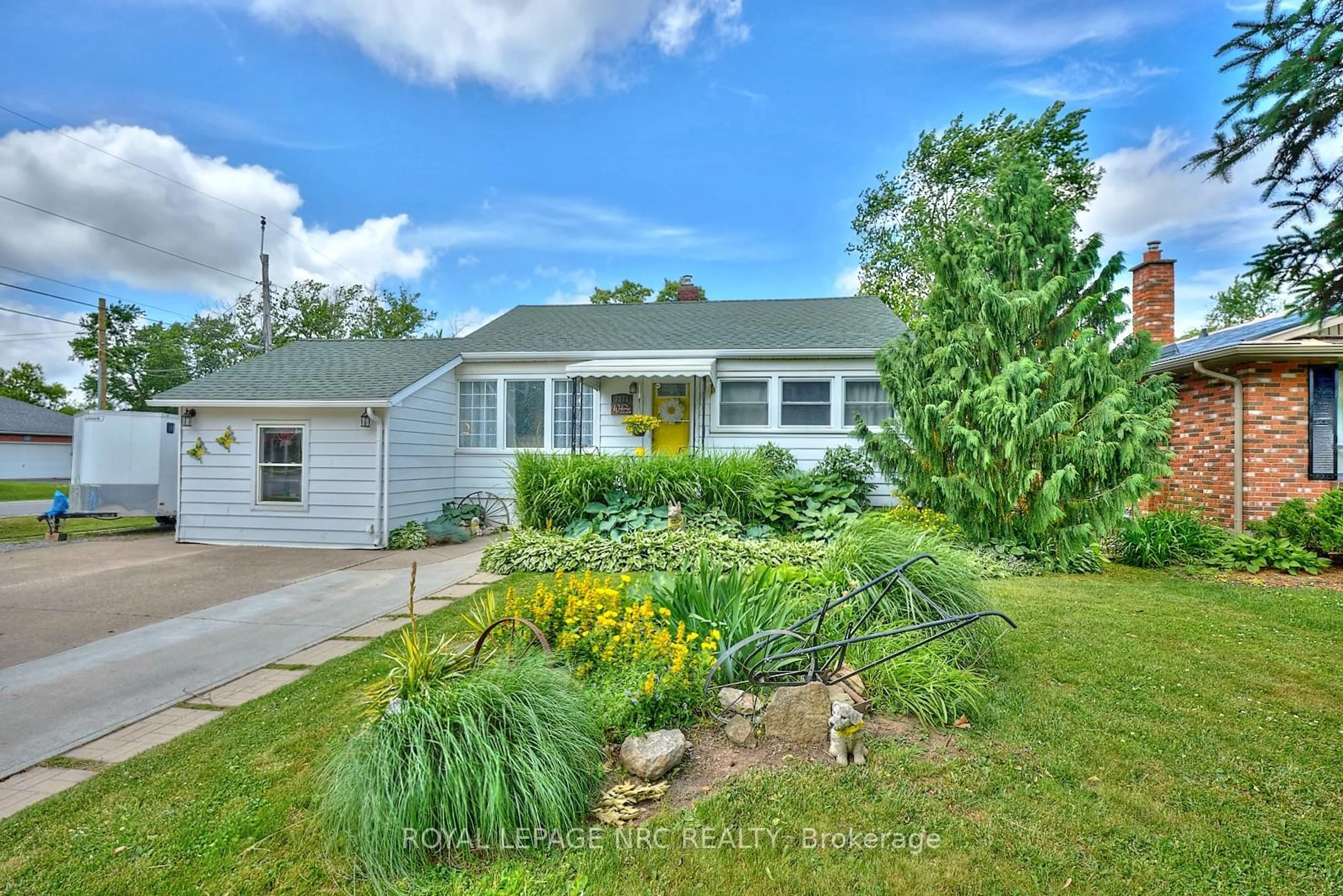 Home with vinyl exterior material, street for 7871 RYSDALE St, Niagara Falls Ontario L2H 1G5