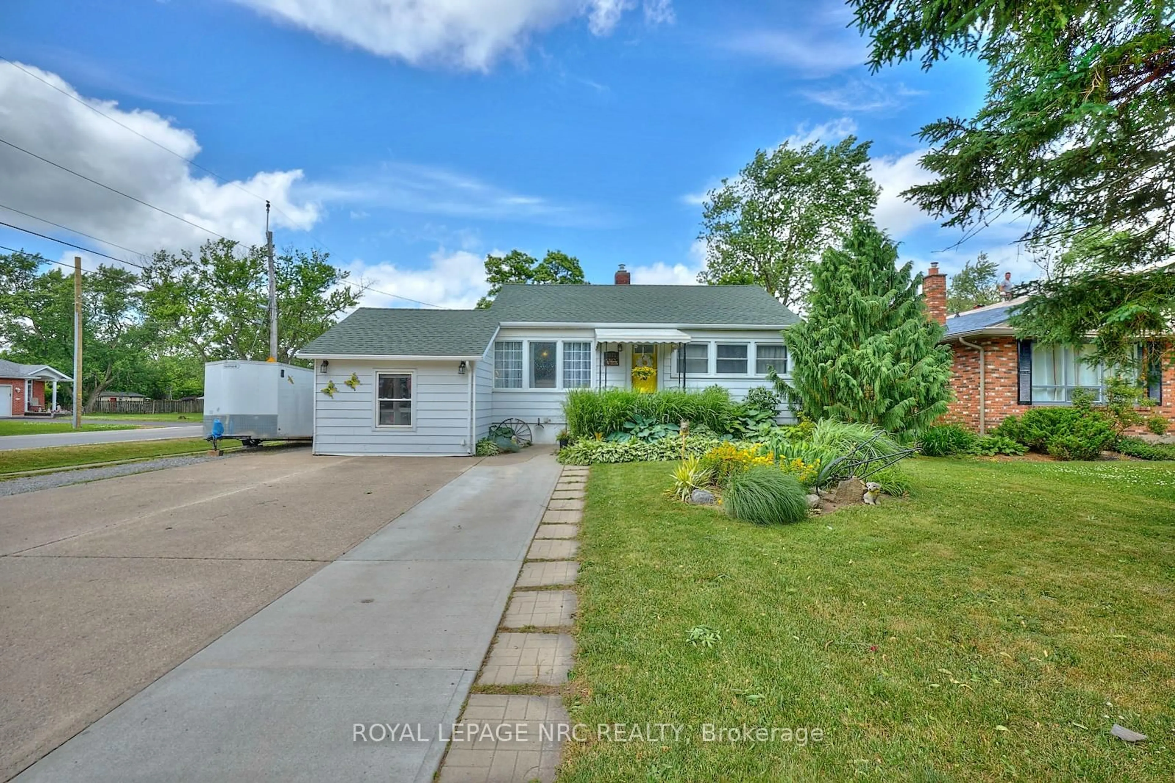 A pic from outside/outdoor area/front of a property/back of a property/a pic from drone, street for 7871 RYSDALE St, Niagara Falls Ontario L2H 1G5