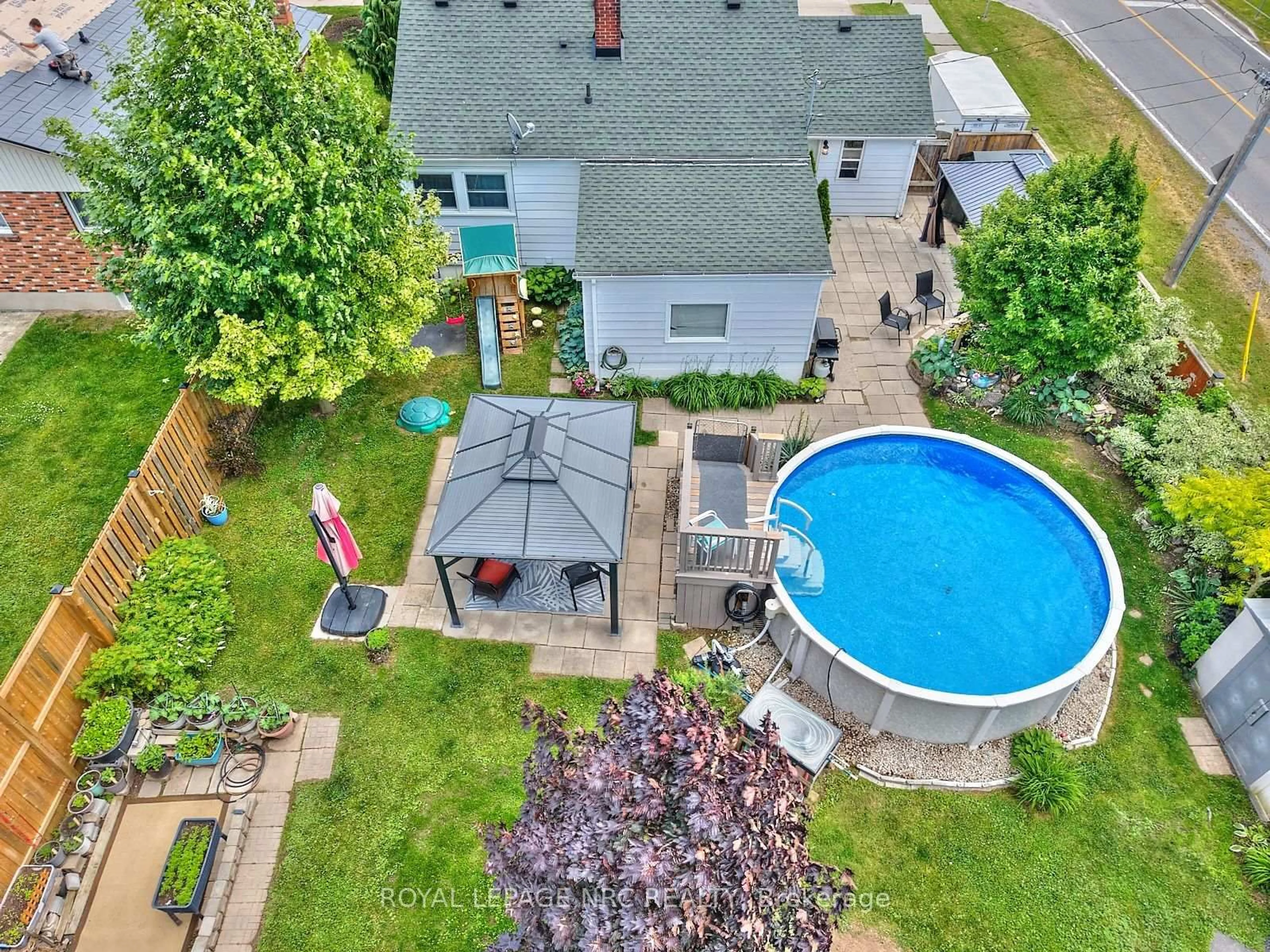 A pic from outside/outdoor area/front of a property/back of a property/a pic from drone, water/lake/river/ocean view for 7871 RYSDALE St, Niagara Falls Ontario L2H 1G5