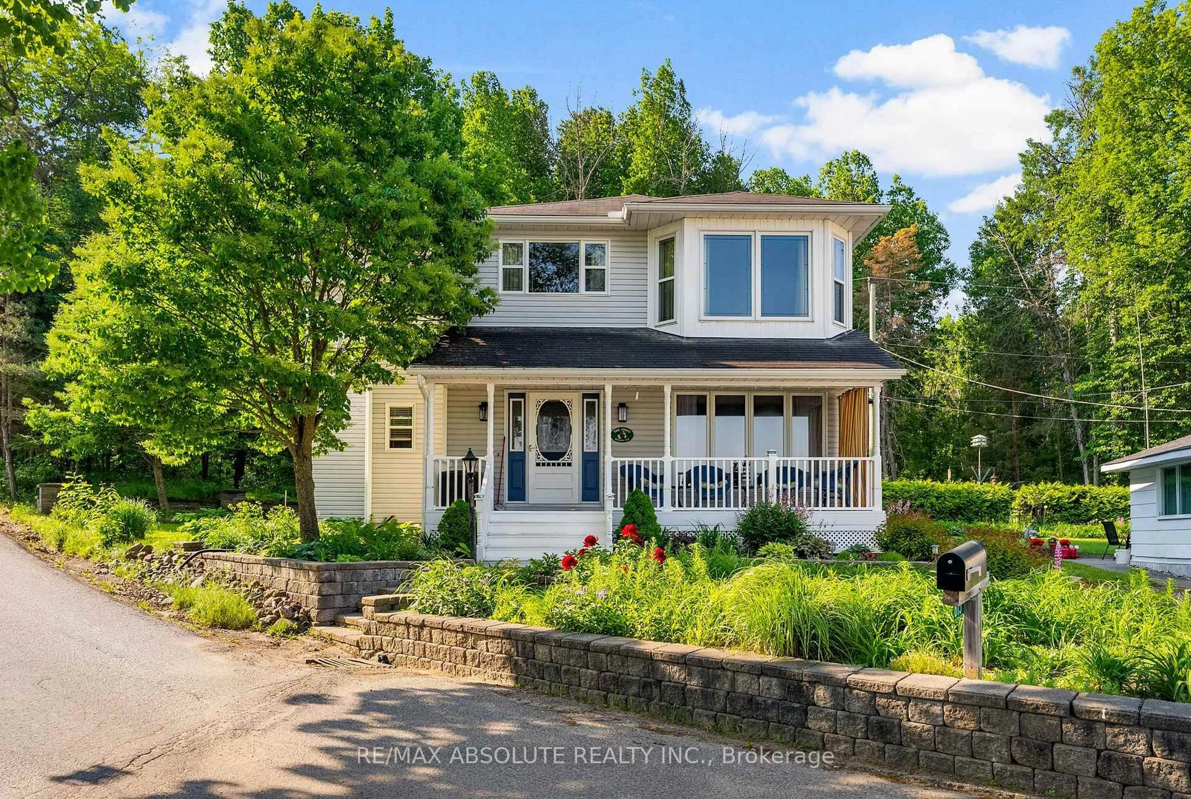 Home with vinyl exterior material, street for 813 Archibald St, Braeside Ontario K0A 1G0