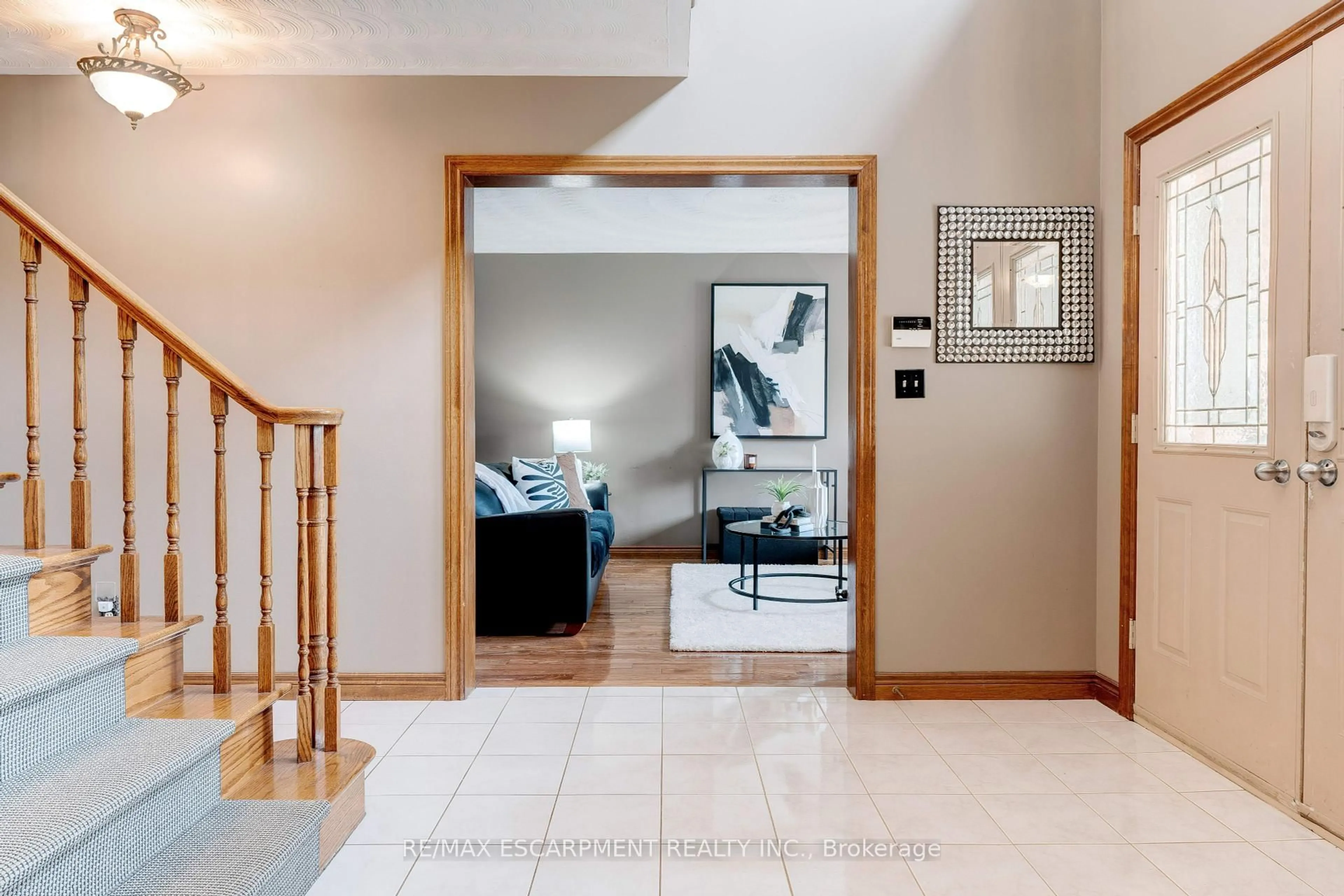 Indoor entryway for 9 Sugarberry Crt, Hamilton Ontario L8E 5E6