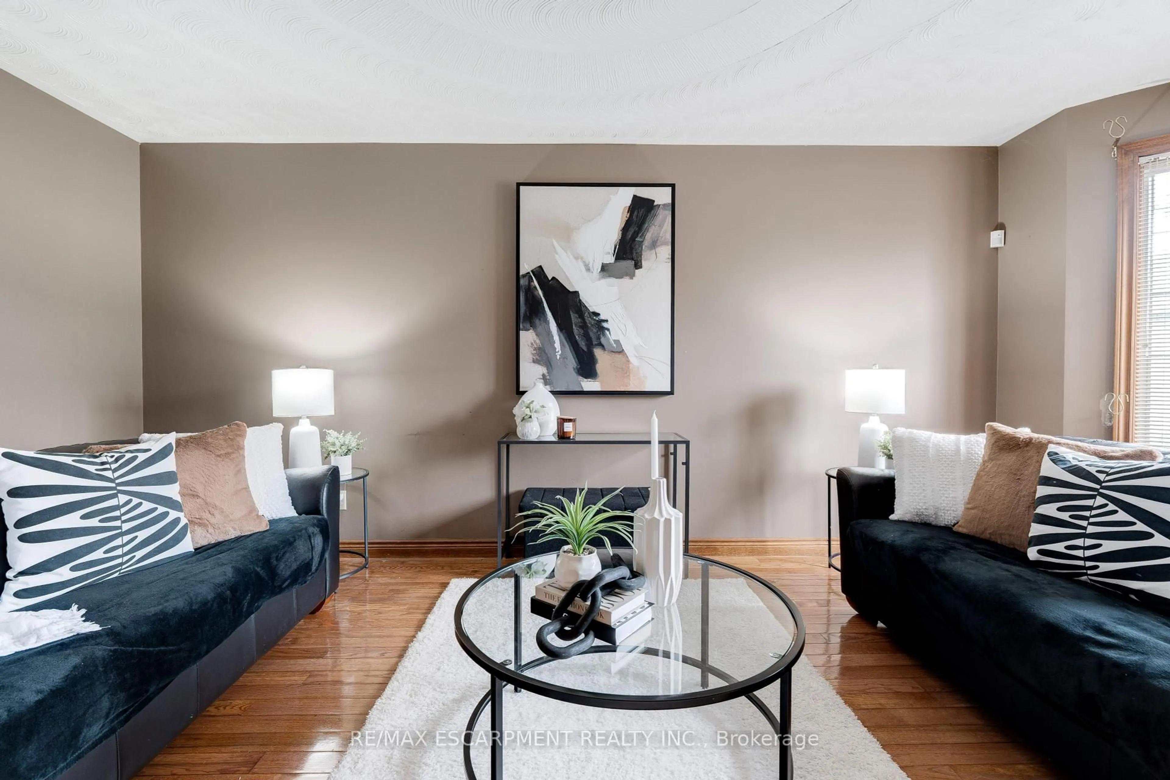 Living room with furniture, unknown for 9 Sugarberry Crt, Hamilton Ontario L8E 5E6