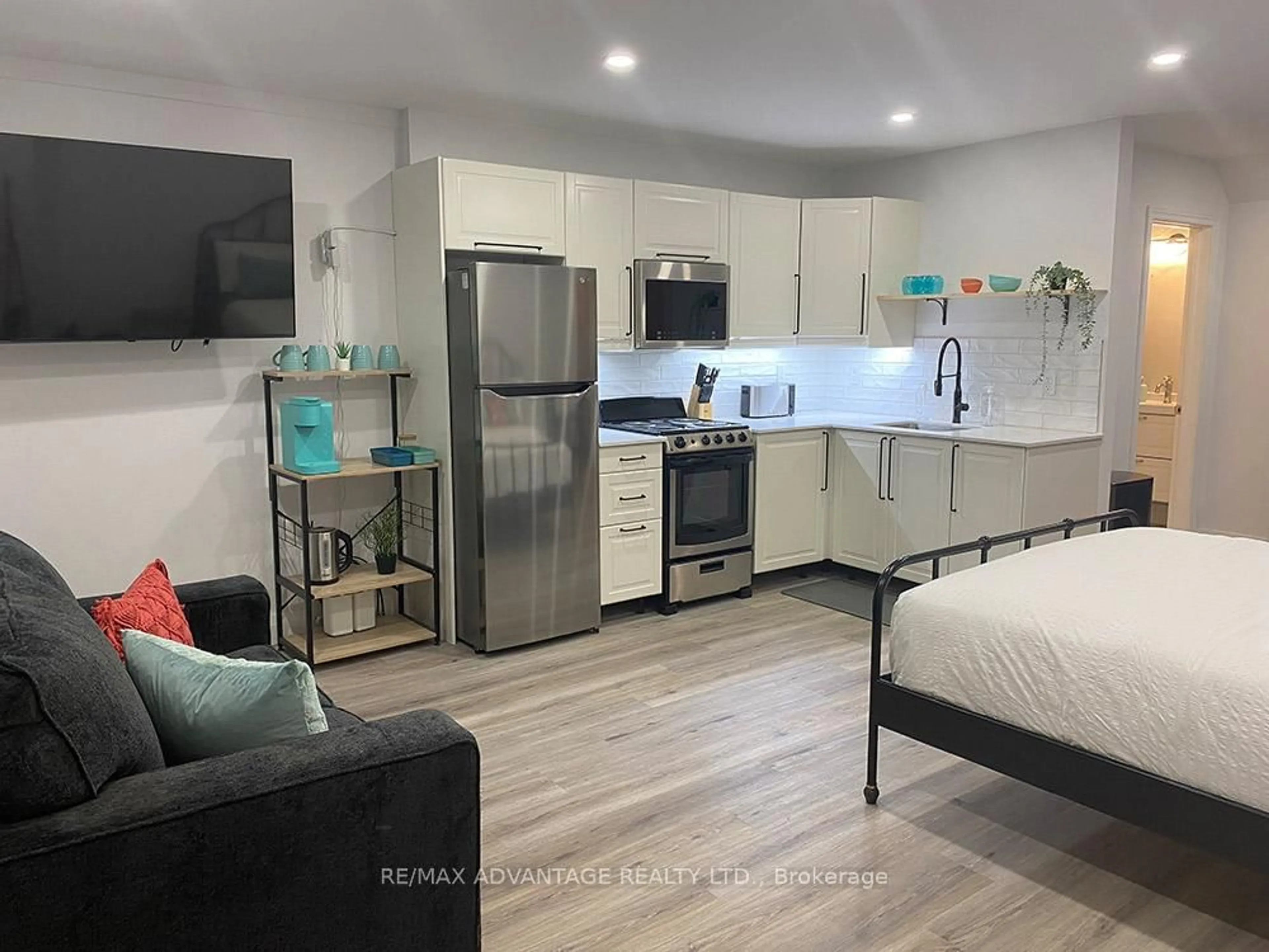 Open concept kitchen, unknown for 483 George St, Central Elgin Ontario N5L 1H1