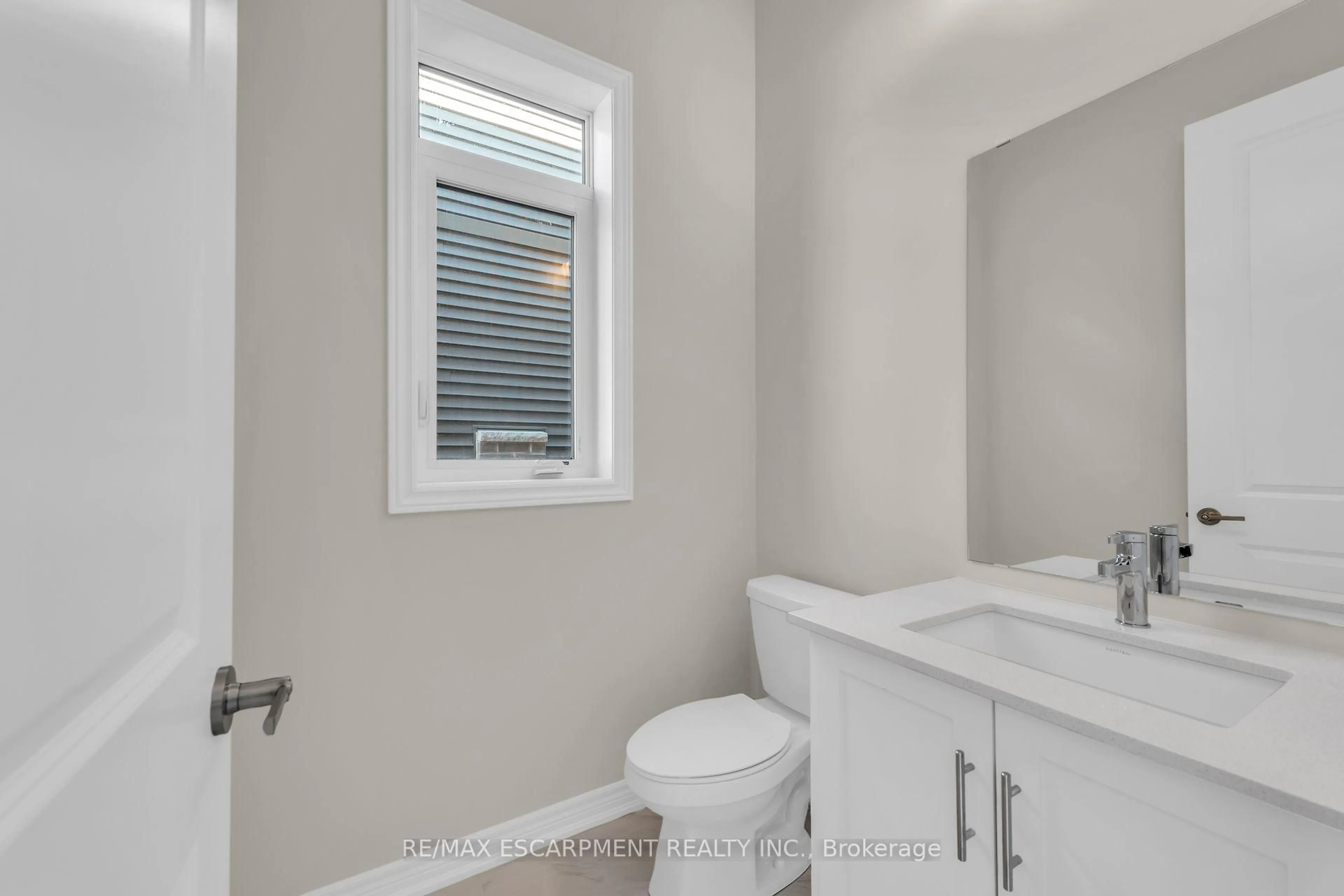 Standard bathroom, unknown for 67 Starfire Cres, Hamilton Ontario L8E 0K8