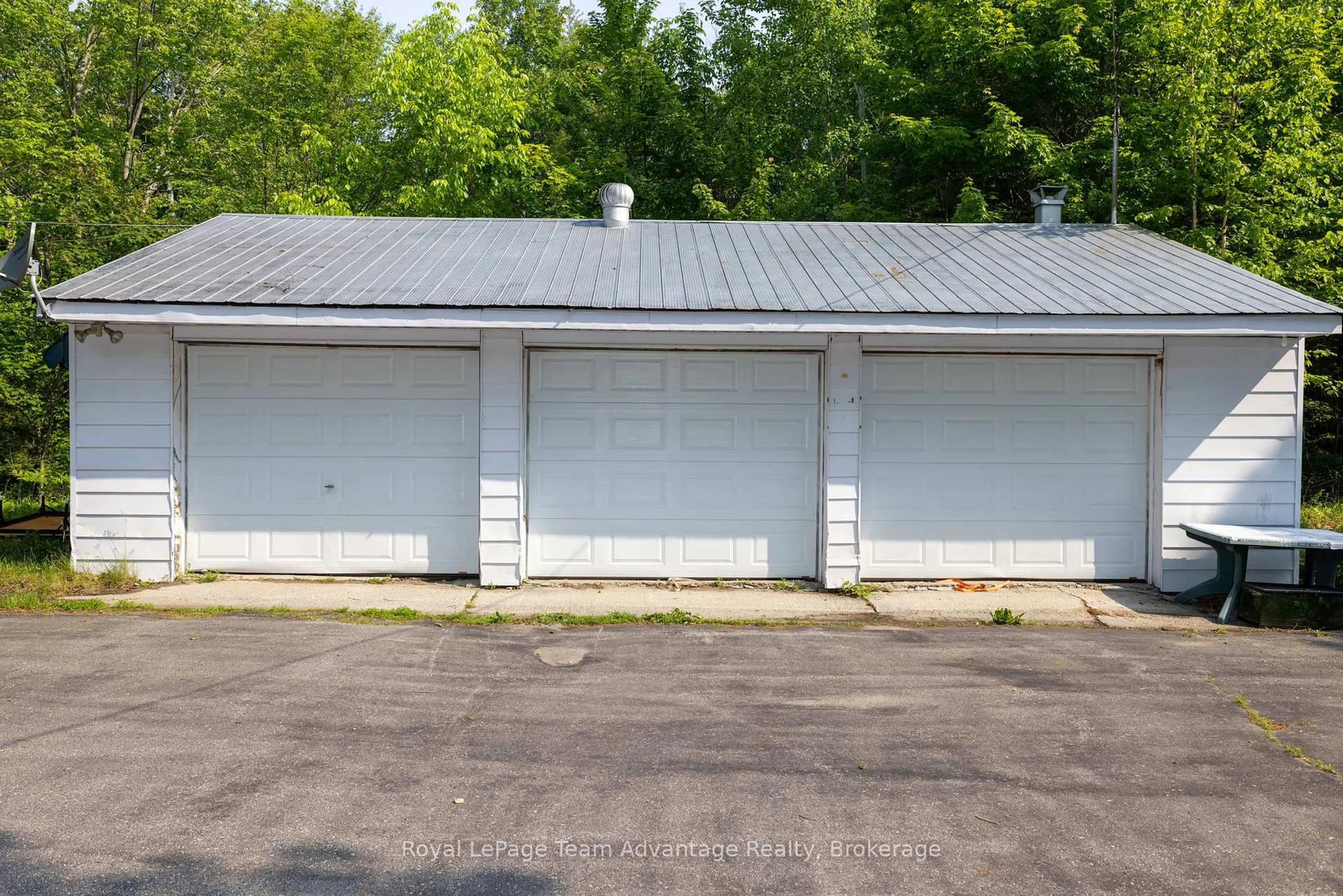 Indoor garage for 100 Parry Sound Dr, McDougall Ontario P2A 2W7