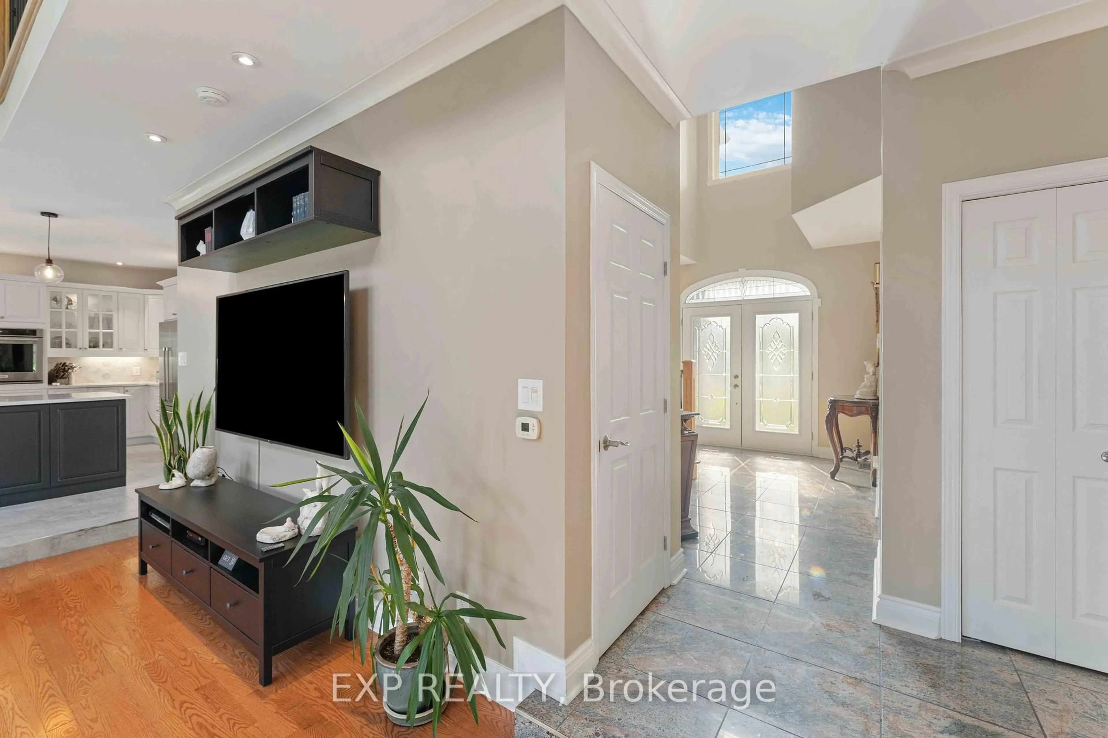 Indoor entryway for 6163 Elkwood Dr, Ottawa Ontario K4P 1N1