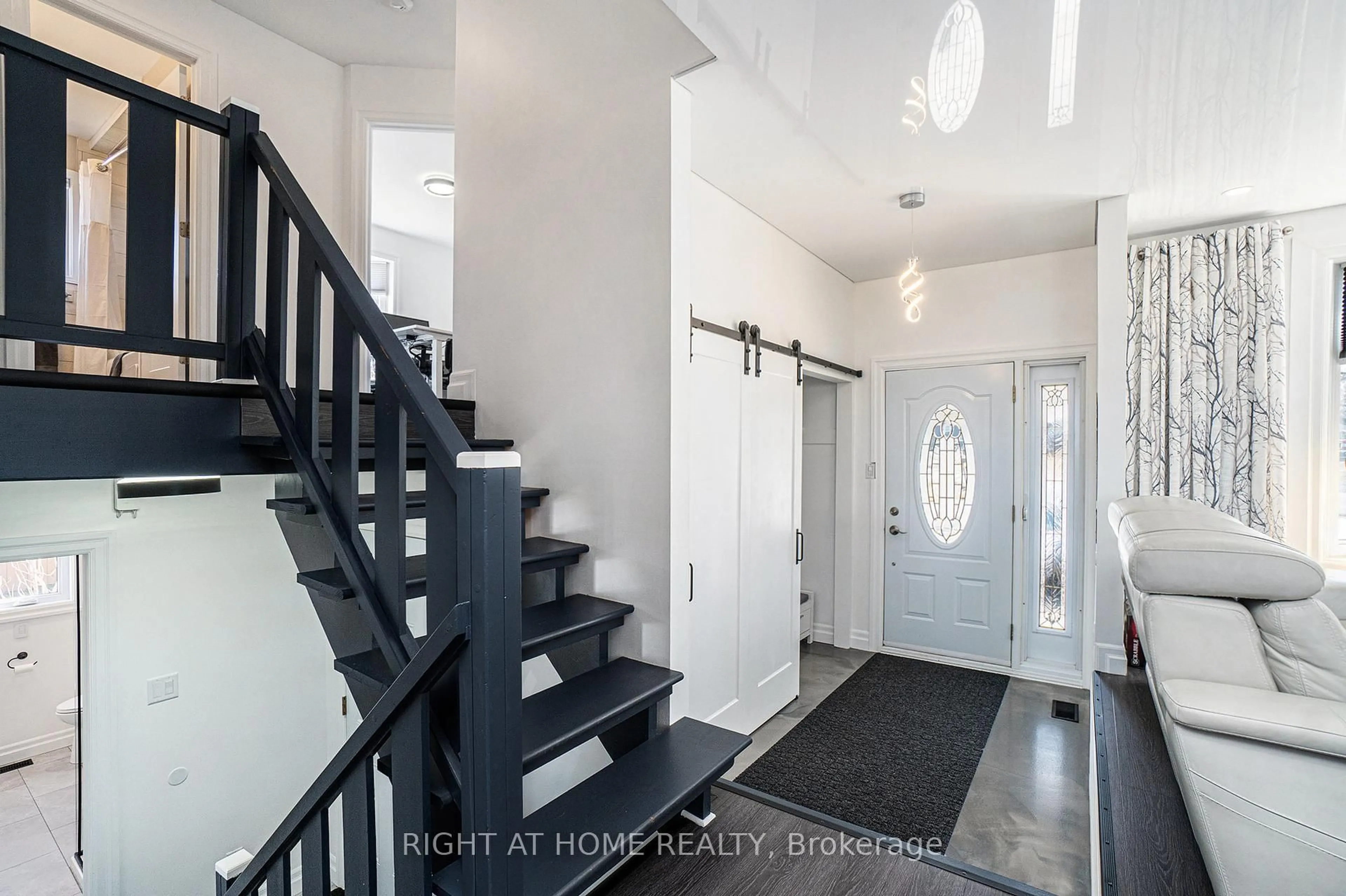Indoor entryway for 3669 Principale St, Alfred and Plantagenet Ontario K0A 3K0