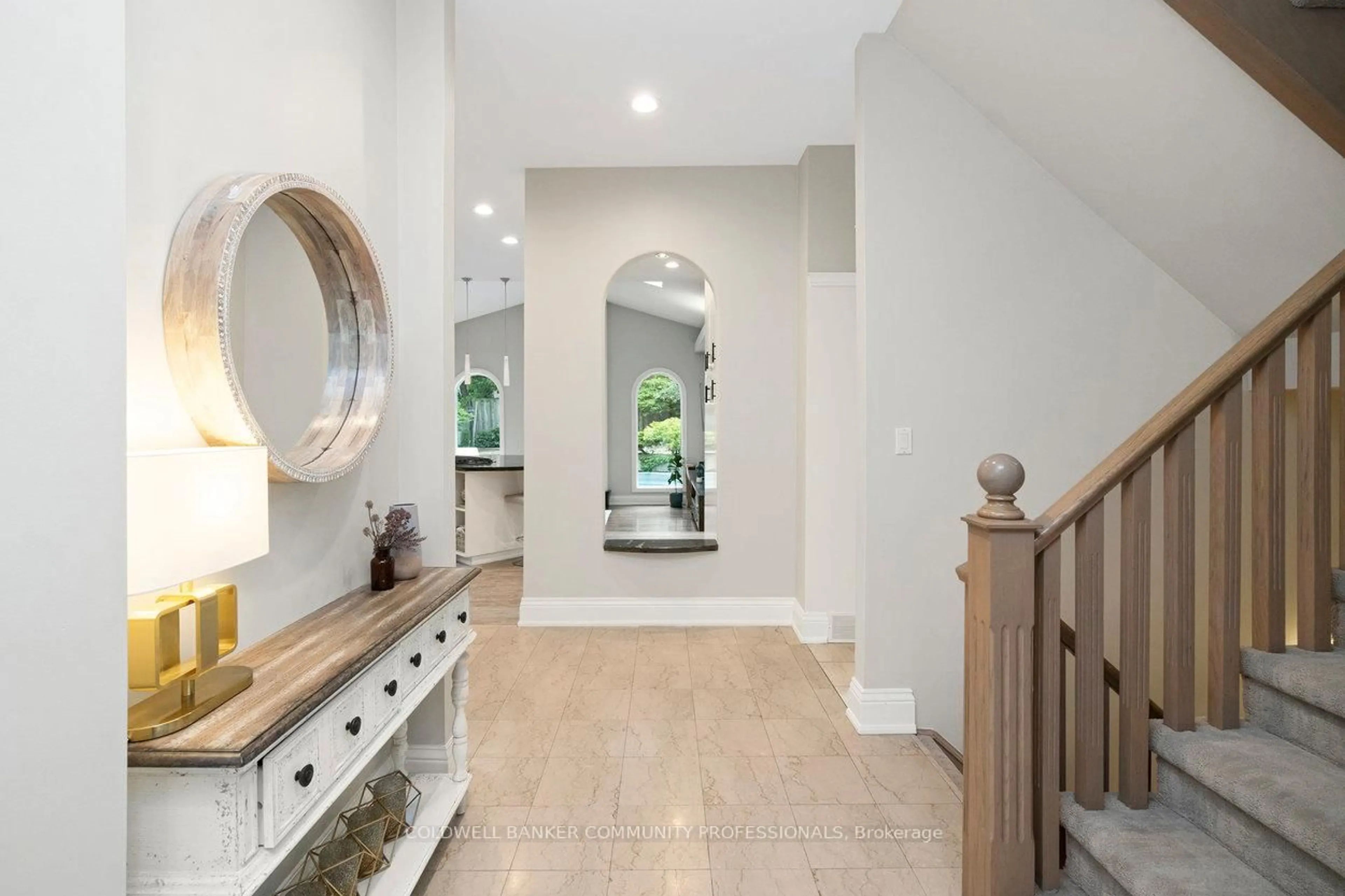 Indoor entryway for 381 Queen St, Hamilton Ontario L8P 3T8