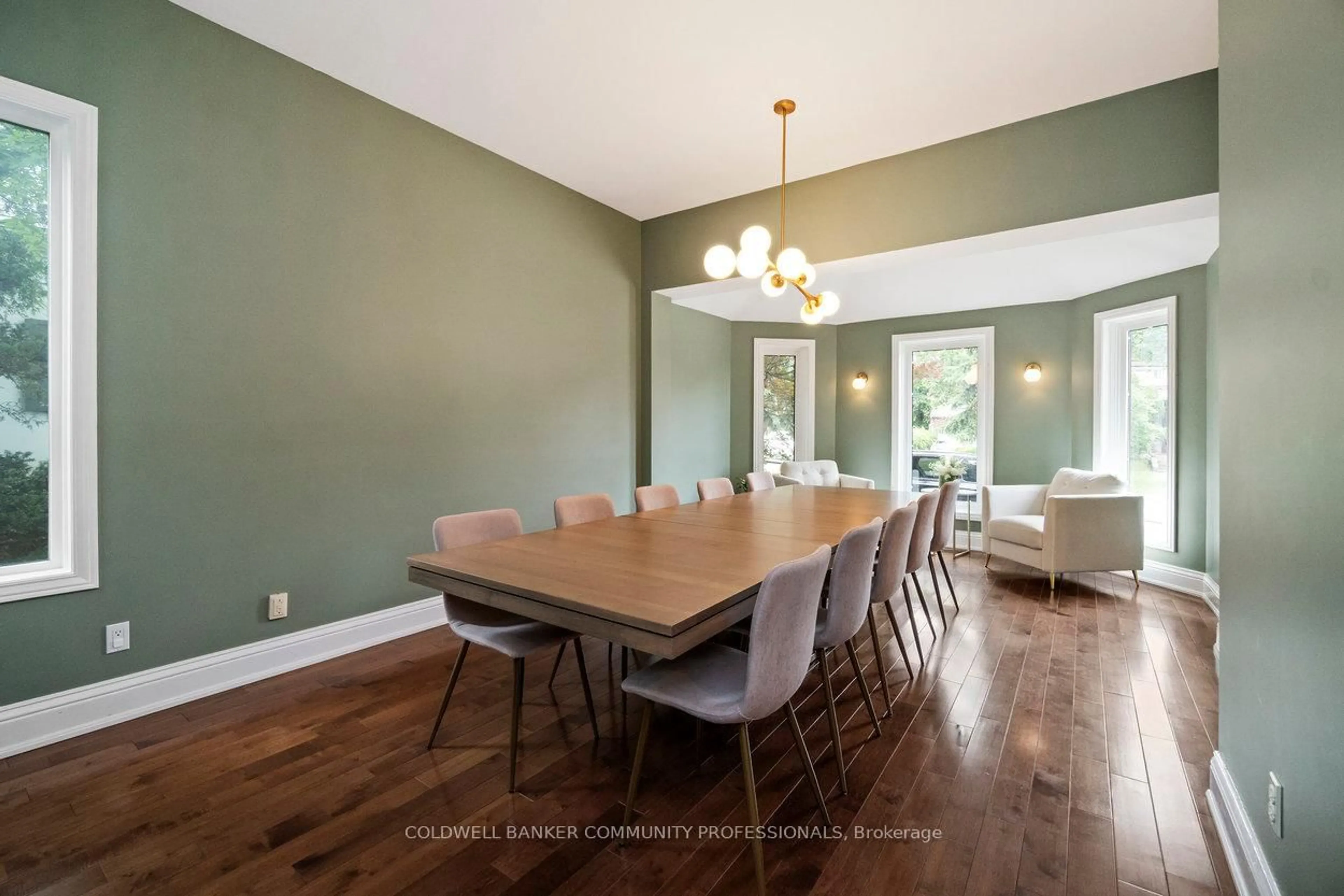 Dining room, wood/laminate floor for 381 Queen St, Hamilton Ontario L8P 3T8