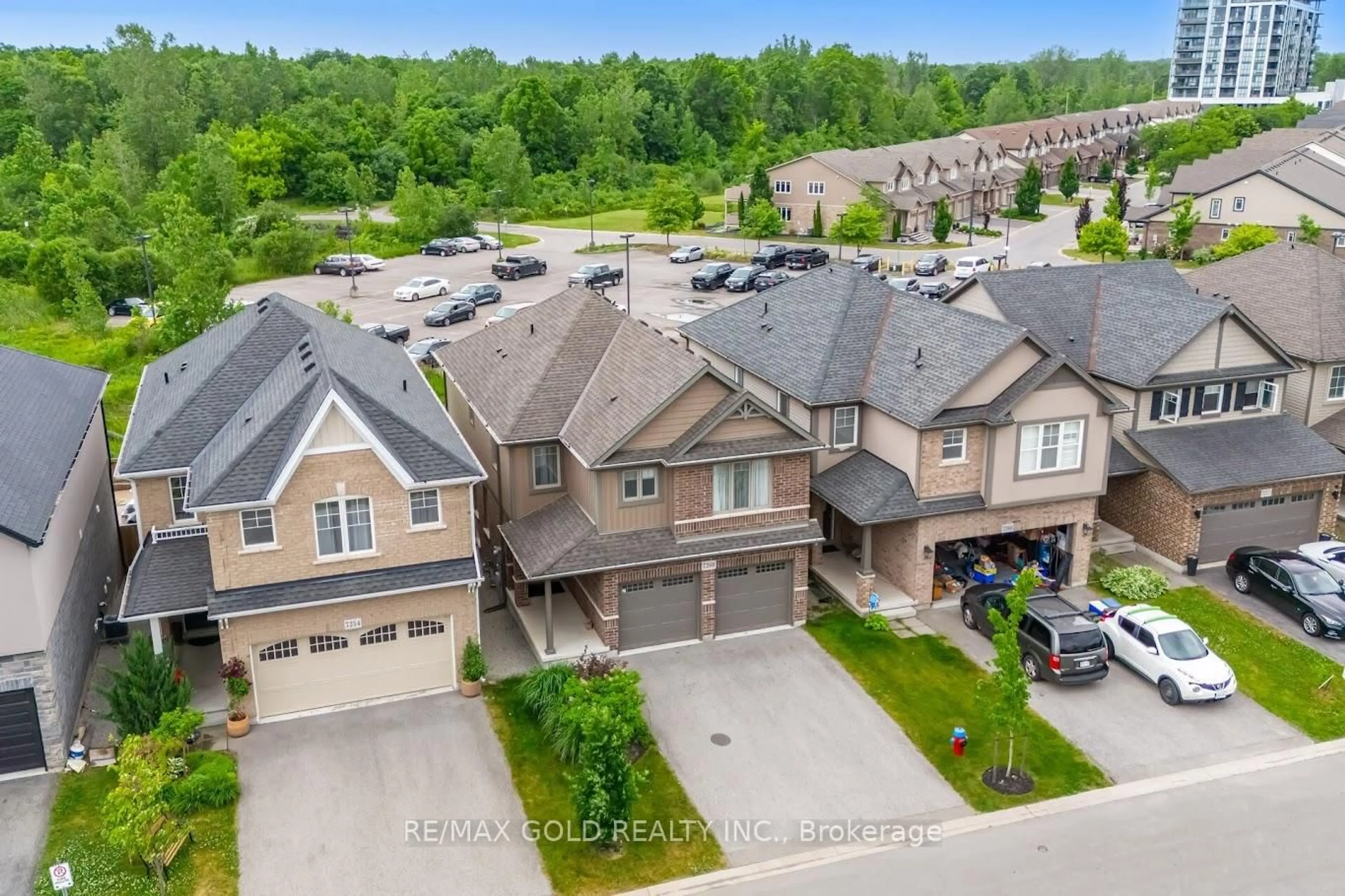 A pic from outside/outdoor area/front of a property/back of a property/a pic from drone, mountain view for 7260 Lionshead Ave, Niagara Falls Ontario L2G 0A6