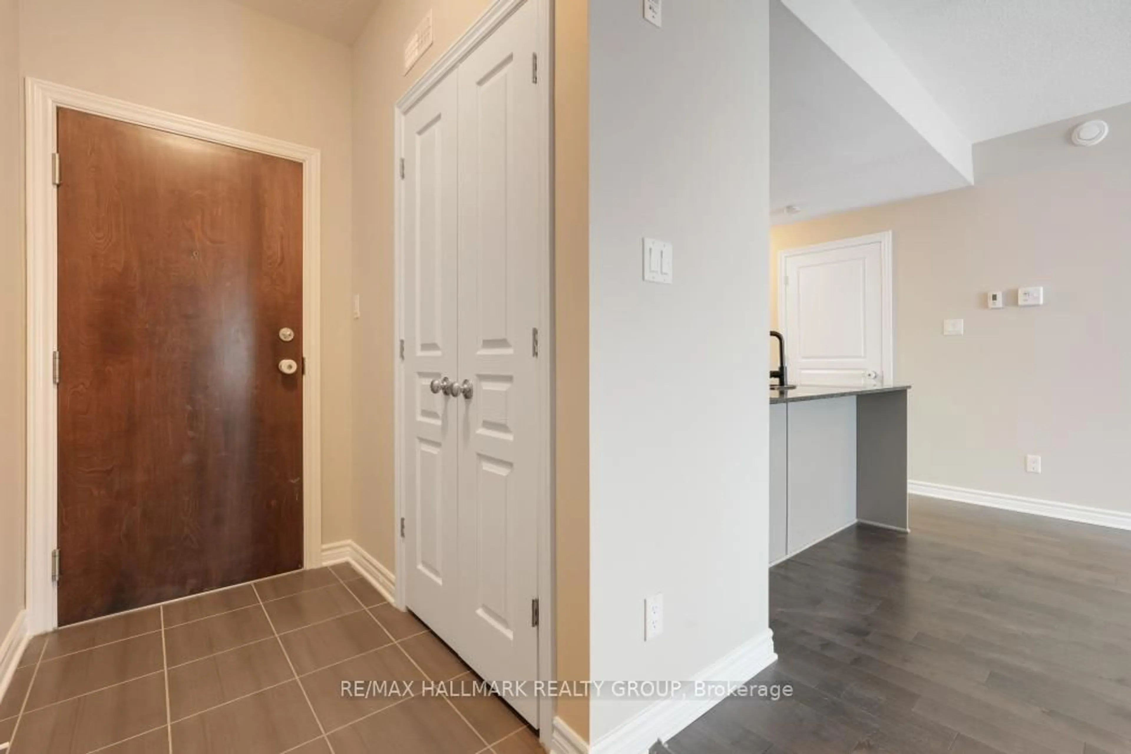 Indoor entryway for 34 Tadley Private #D, Ottawa Ontario K2J 2T3