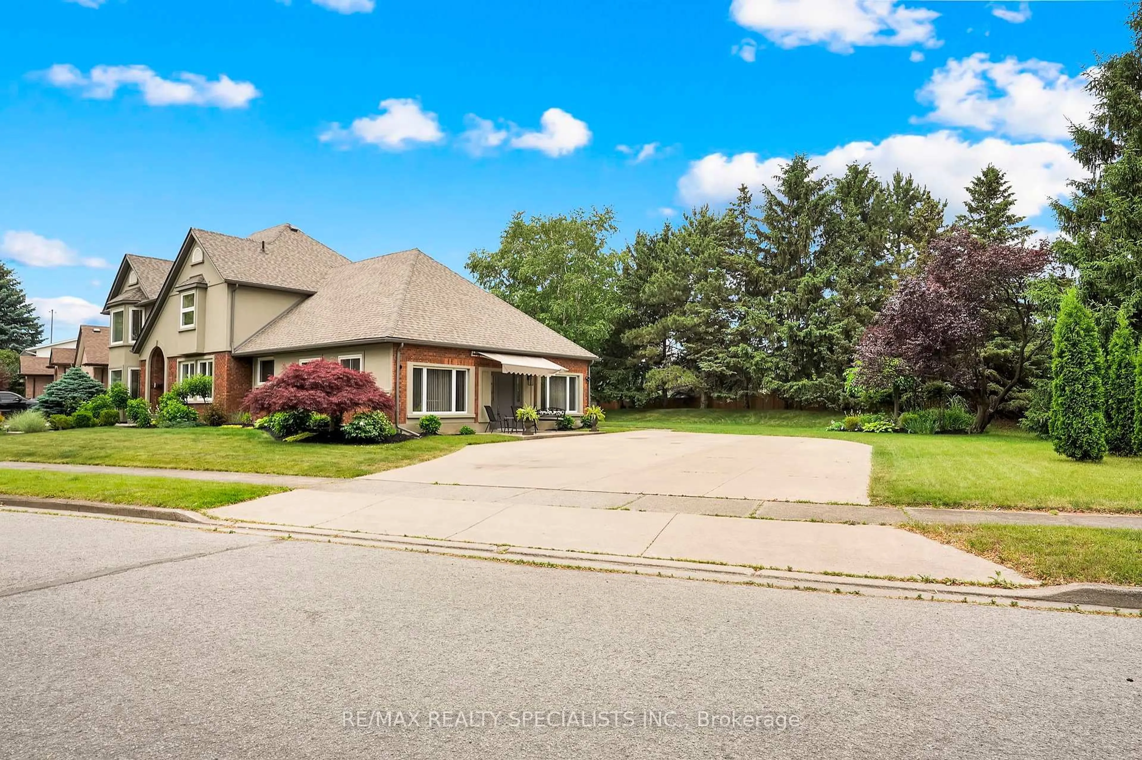A pic from outside/outdoor area/front of a property/back of a property/a pic from drone, street for 7103 BURBANK Cres, Niagara Falls Ontario L2J 4E7