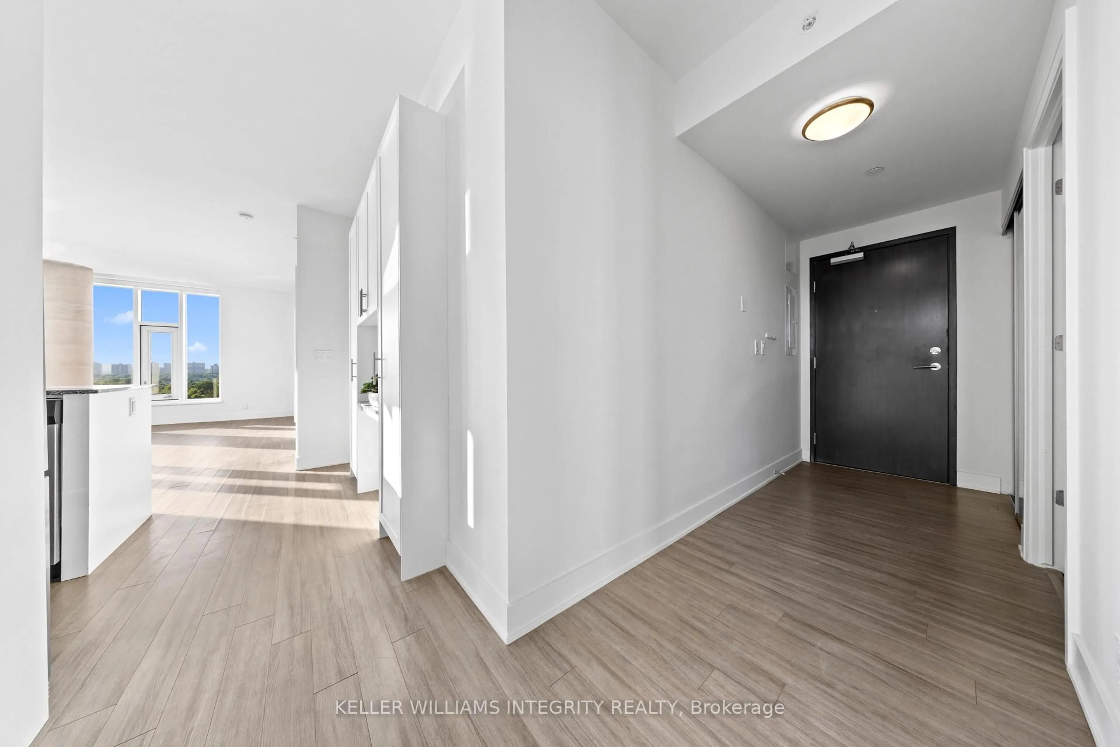 Indoor foyer for 118 Holmwood Ave #1107, Ottawa Ontario K1S 5J5