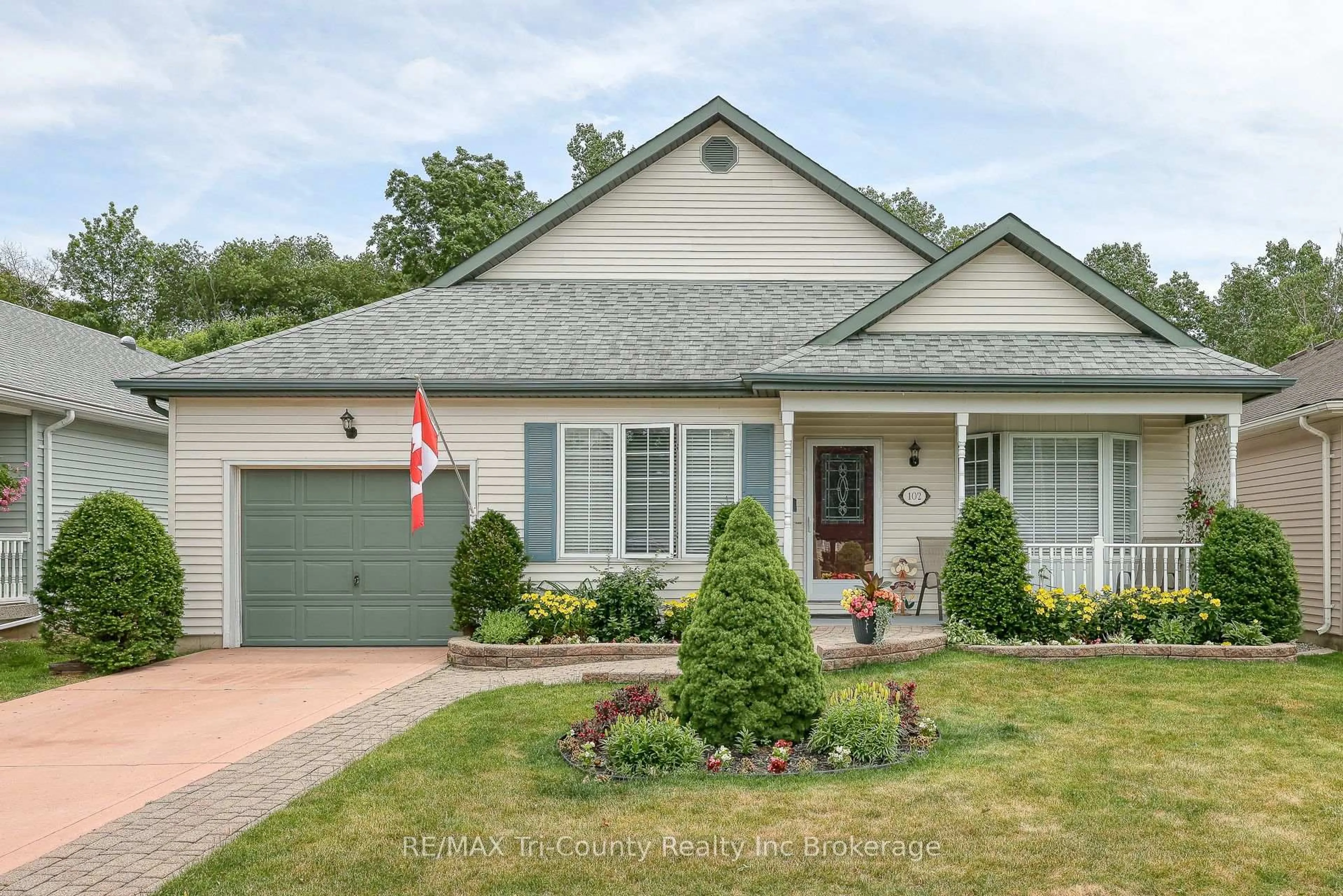 Home with vinyl exterior material, street for 102 Wilson Ave, Tillsonburg Ontario N4G 5T2