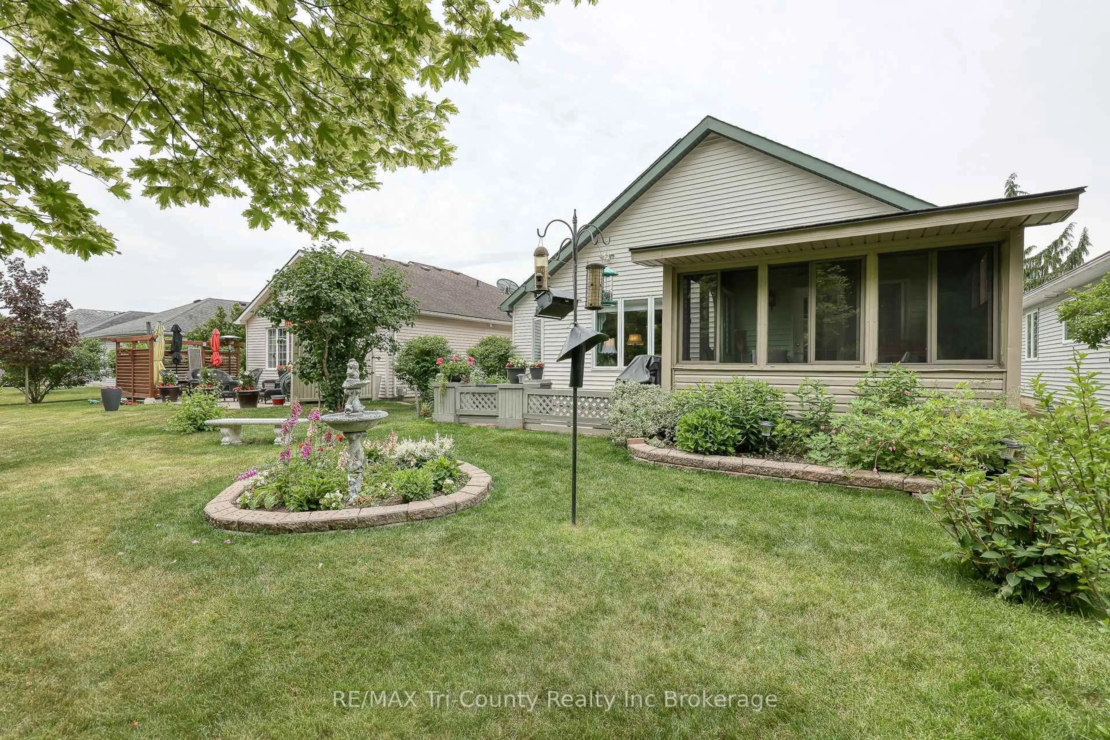 Patio, street for 102 Wilson Ave, Tillsonburg Ontario N4G 5T2