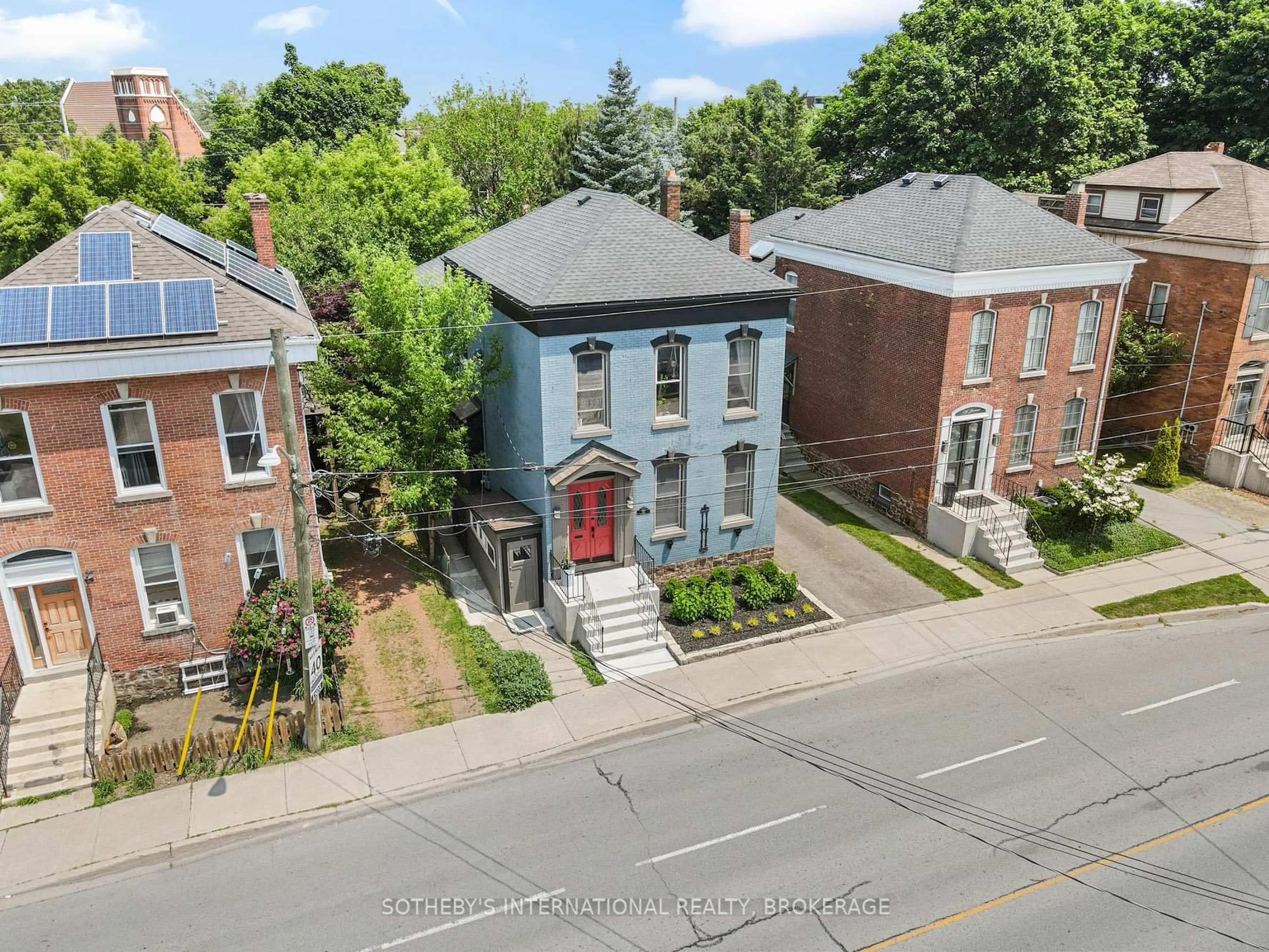 A pic from outside/outdoor area/front of a property/back of a property/a pic from drone, street for 180 James St, St. Catharines Ontario L2R 5C5