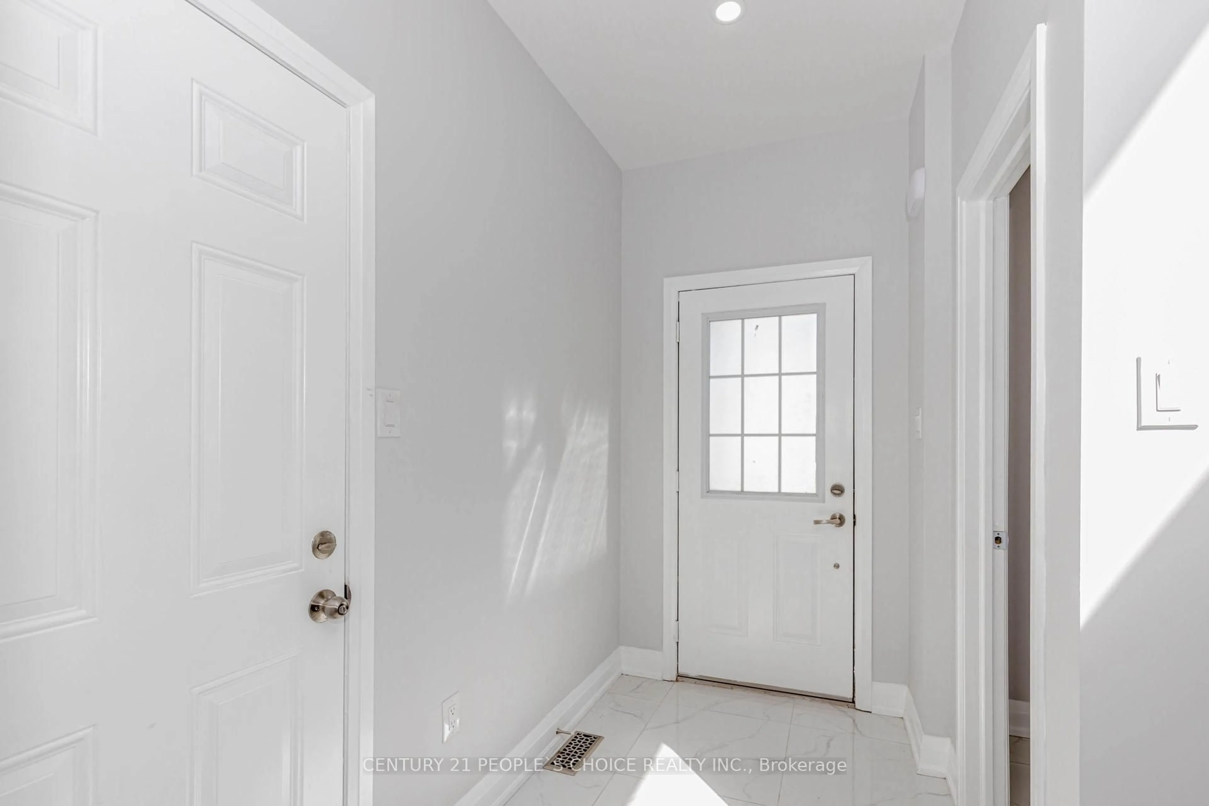 Indoor entryway for 64 Dewberry Dr, Kitchener Ontario N2B 0A9