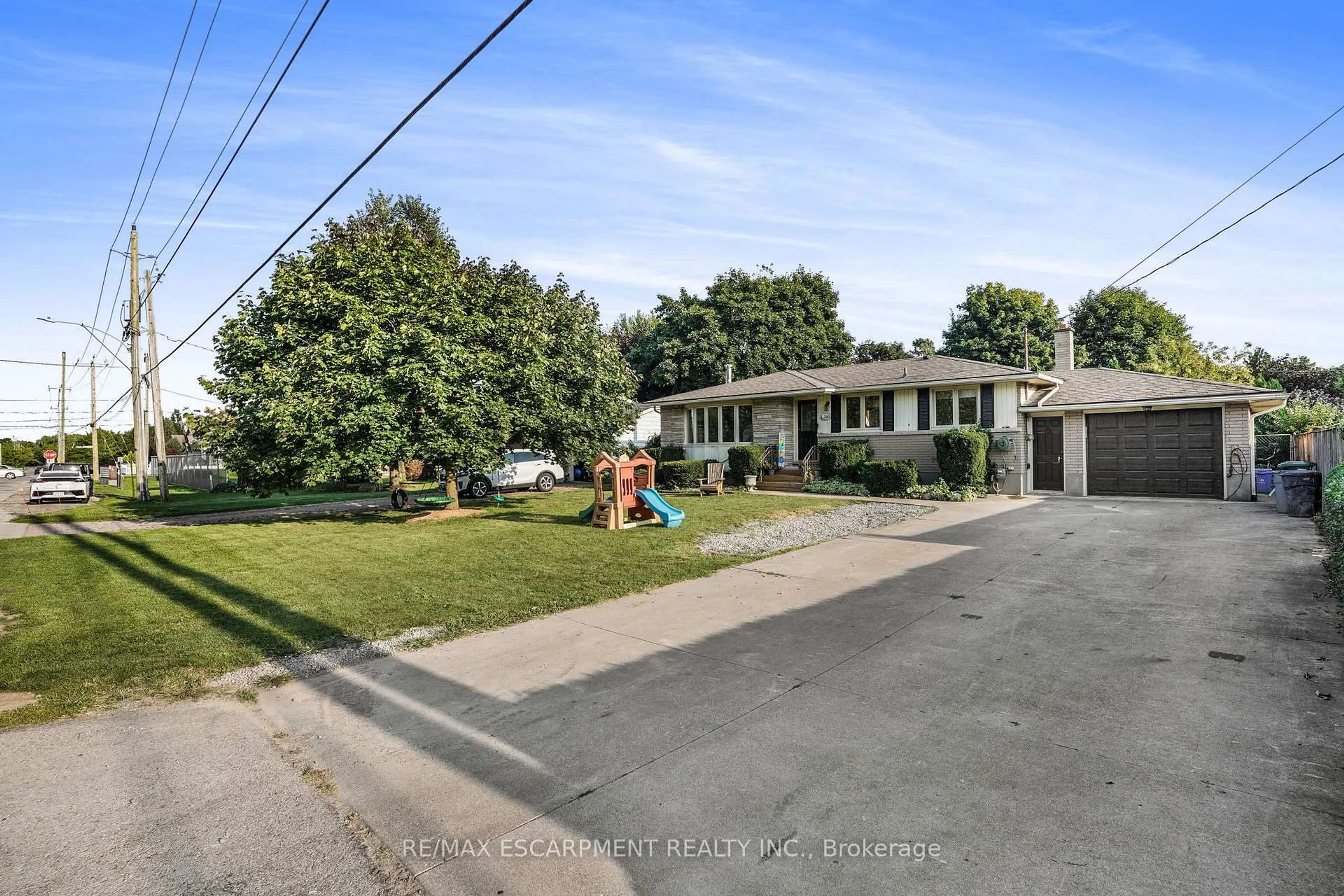 A pic from outside/outdoor area/front of a property/back of a property/a pic from drone, street for 3316 Tallman Dr, Lincoln Ontario L0R 2C0