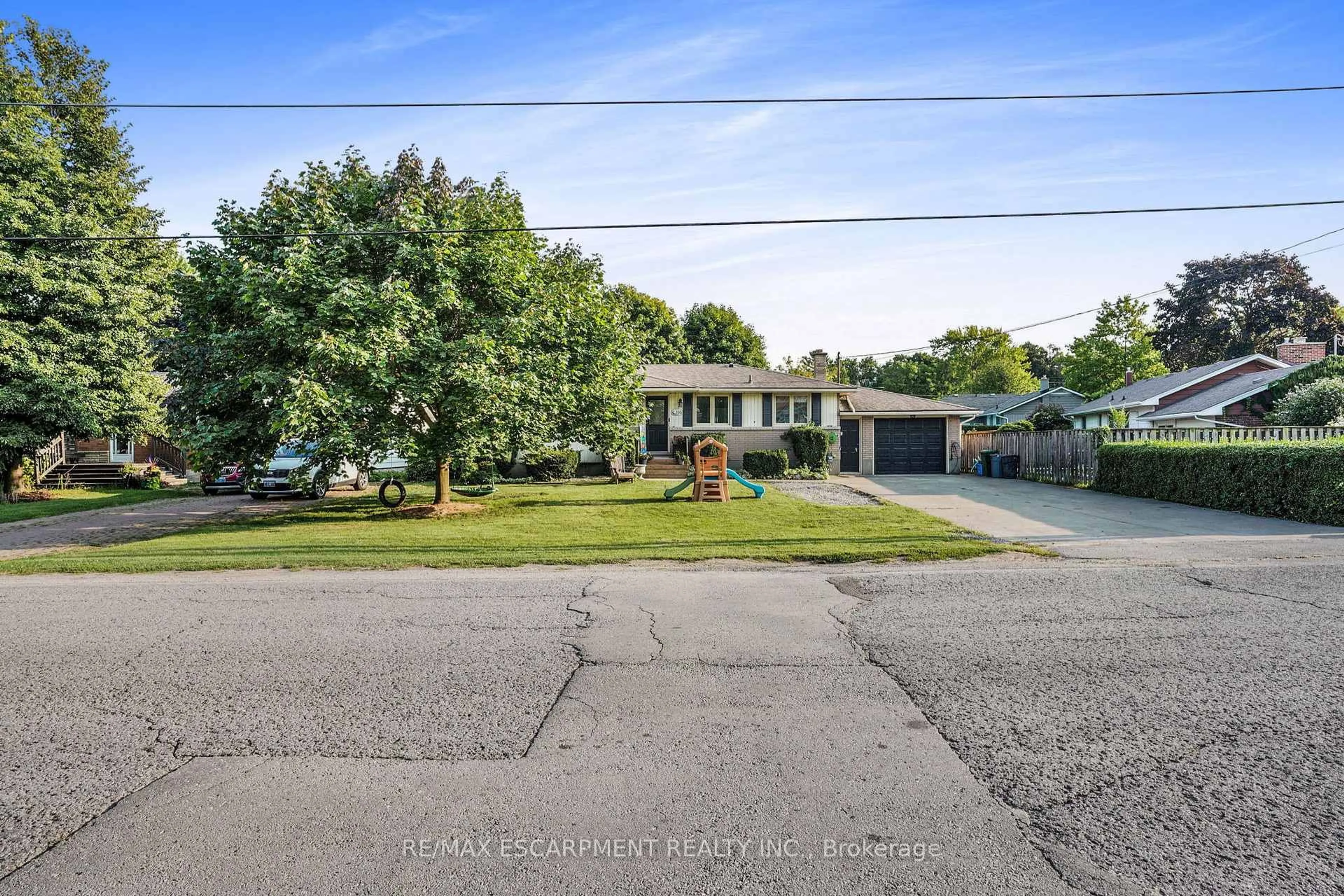 A pic from outside/outdoor area/front of a property/back of a property/a pic from drone, street for 3316 Tallman Dr, Lincoln Ontario L0R 2C0