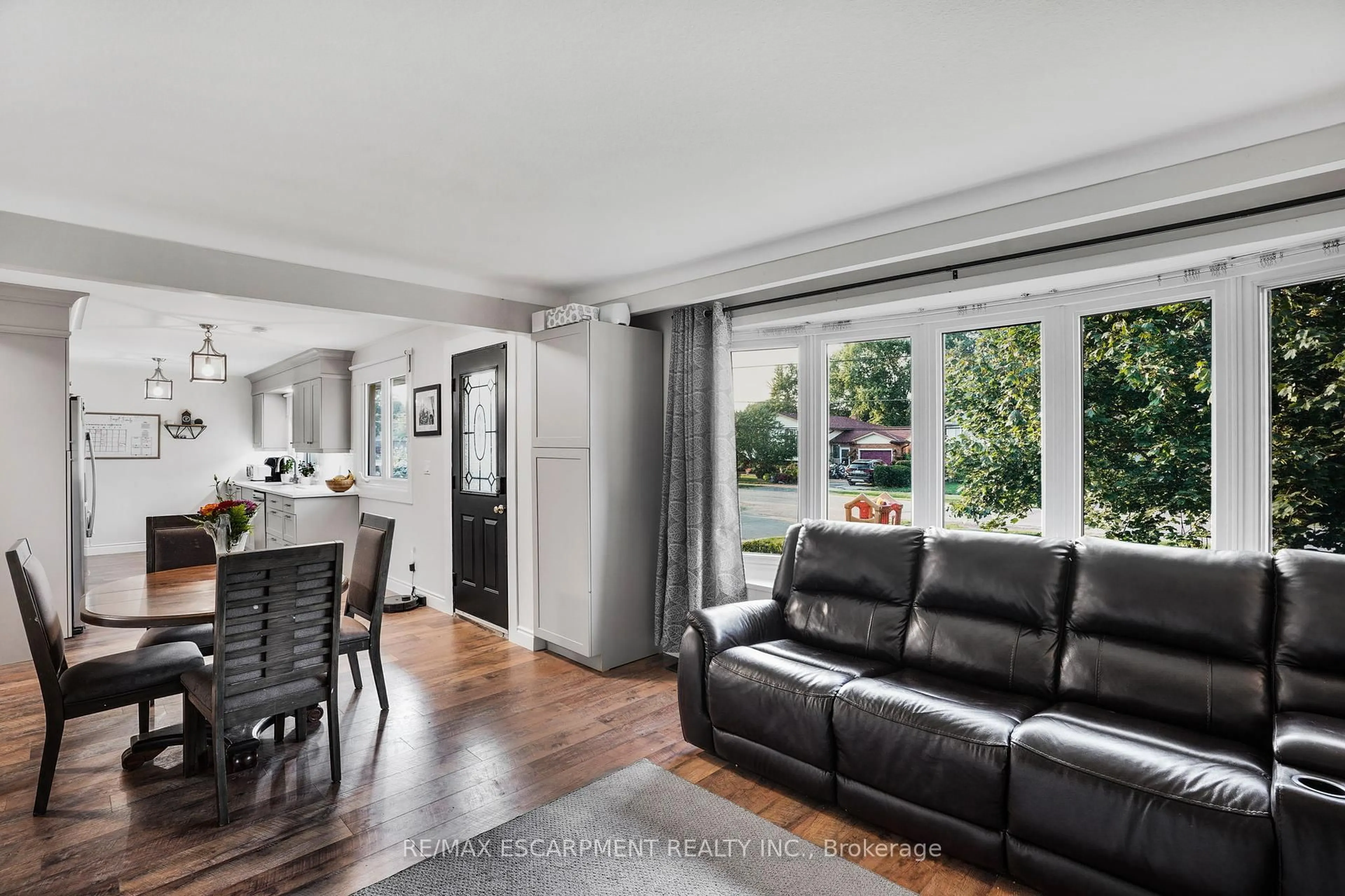 Living room with furniture, unknown for 3316 Tallman Dr, Lincoln Ontario L0R 2C0