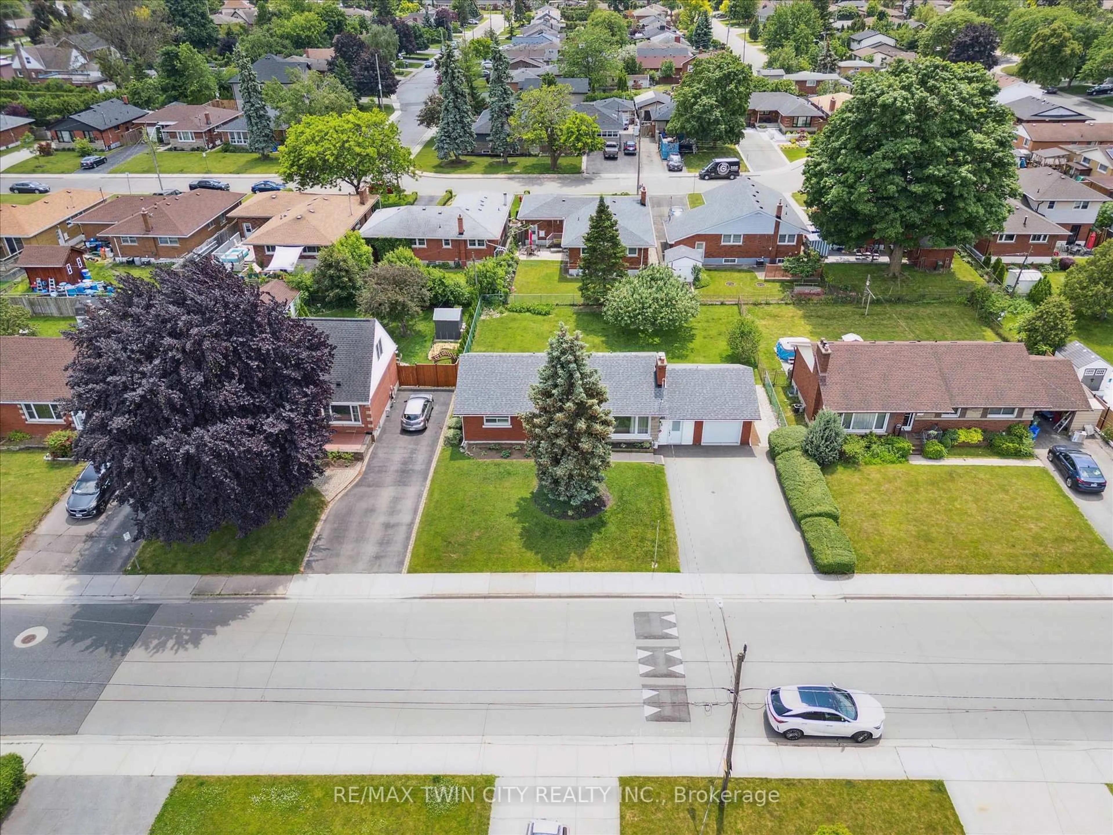 A pic from outside/outdoor area/front of a property/back of a property/a pic from drone, street for 13 Meadowvale Ave, Hamilton Ontario L8G 2L7