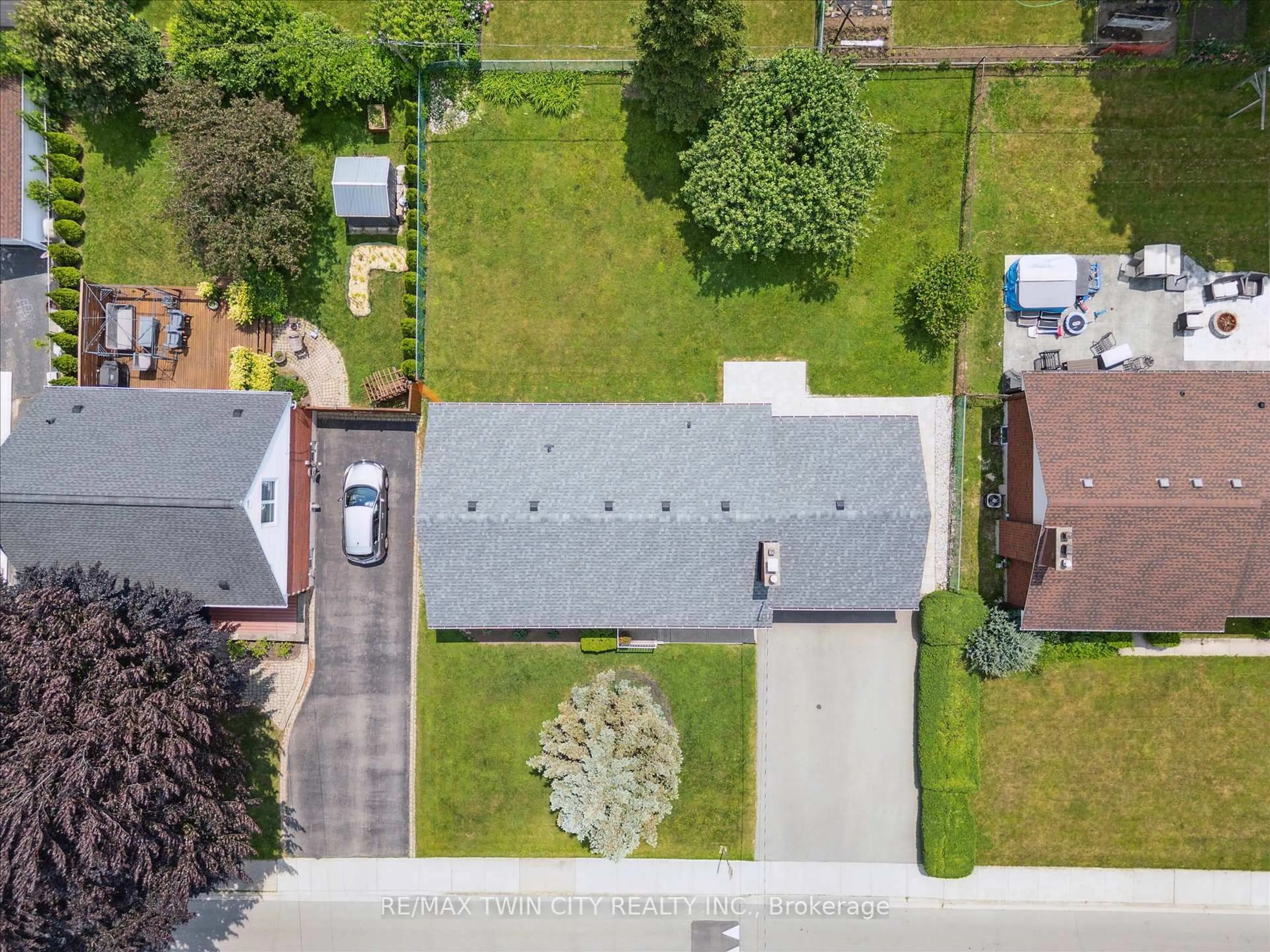 A pic from outside/outdoor area/front of a property/back of a property/a pic from drone, street for 13 Meadowvale Ave, Hamilton Ontario L8G 2L7