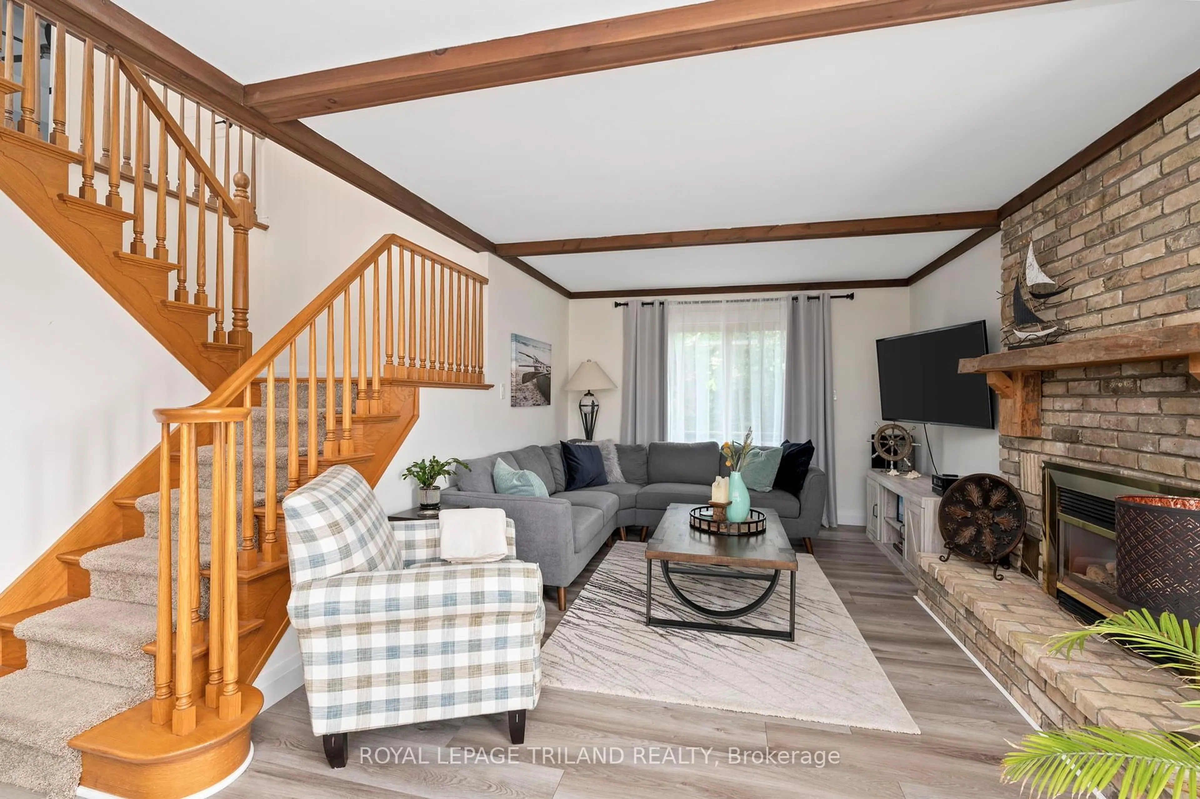 Living room with furniture, wood/laminate floor for 215 Kitchener Ave, Central Elgin Ontario N5L 1A3