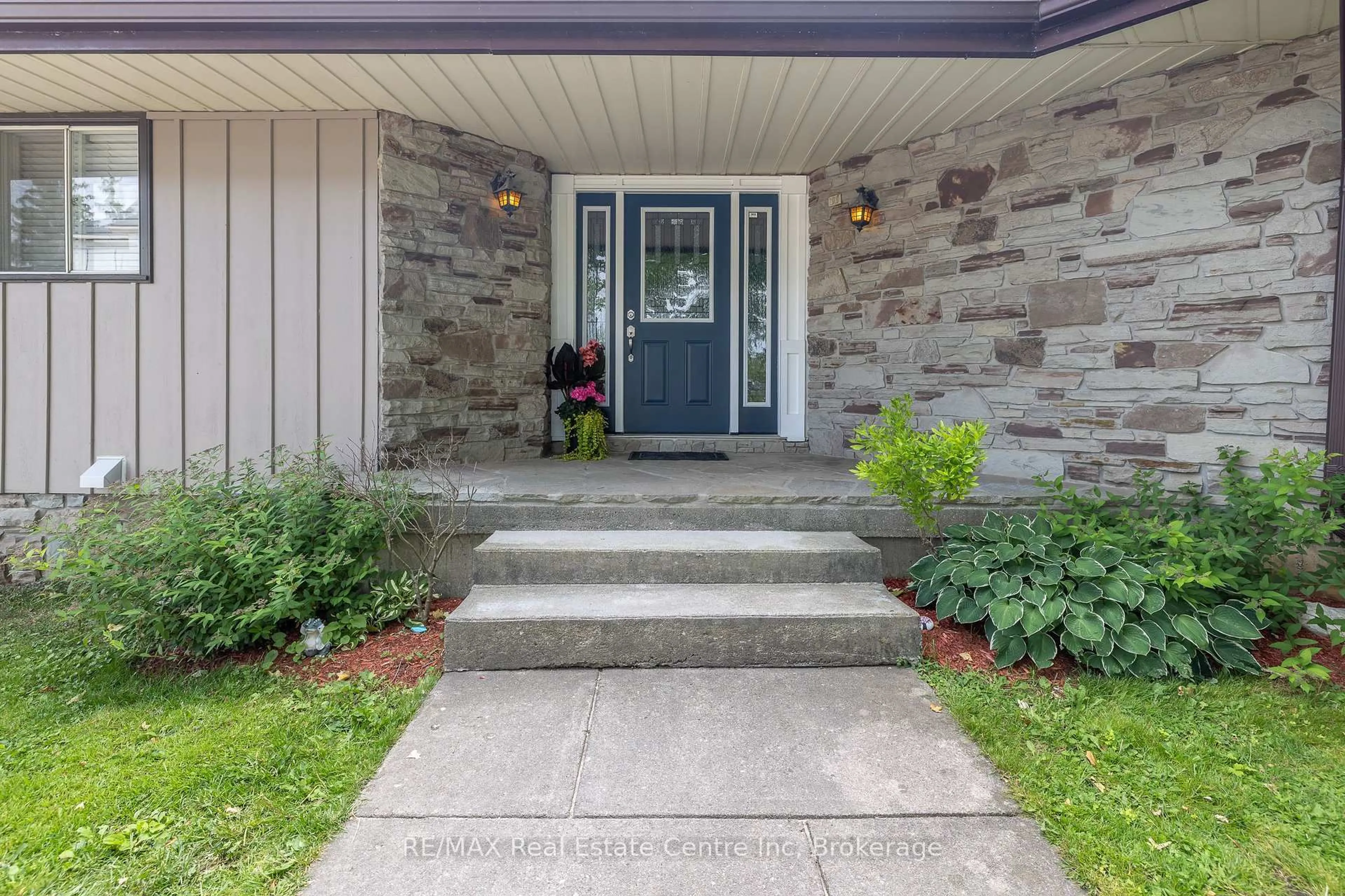 Indoor entryway for 26 Old Brock Rd, Puslinch Ontario N0B 2J0