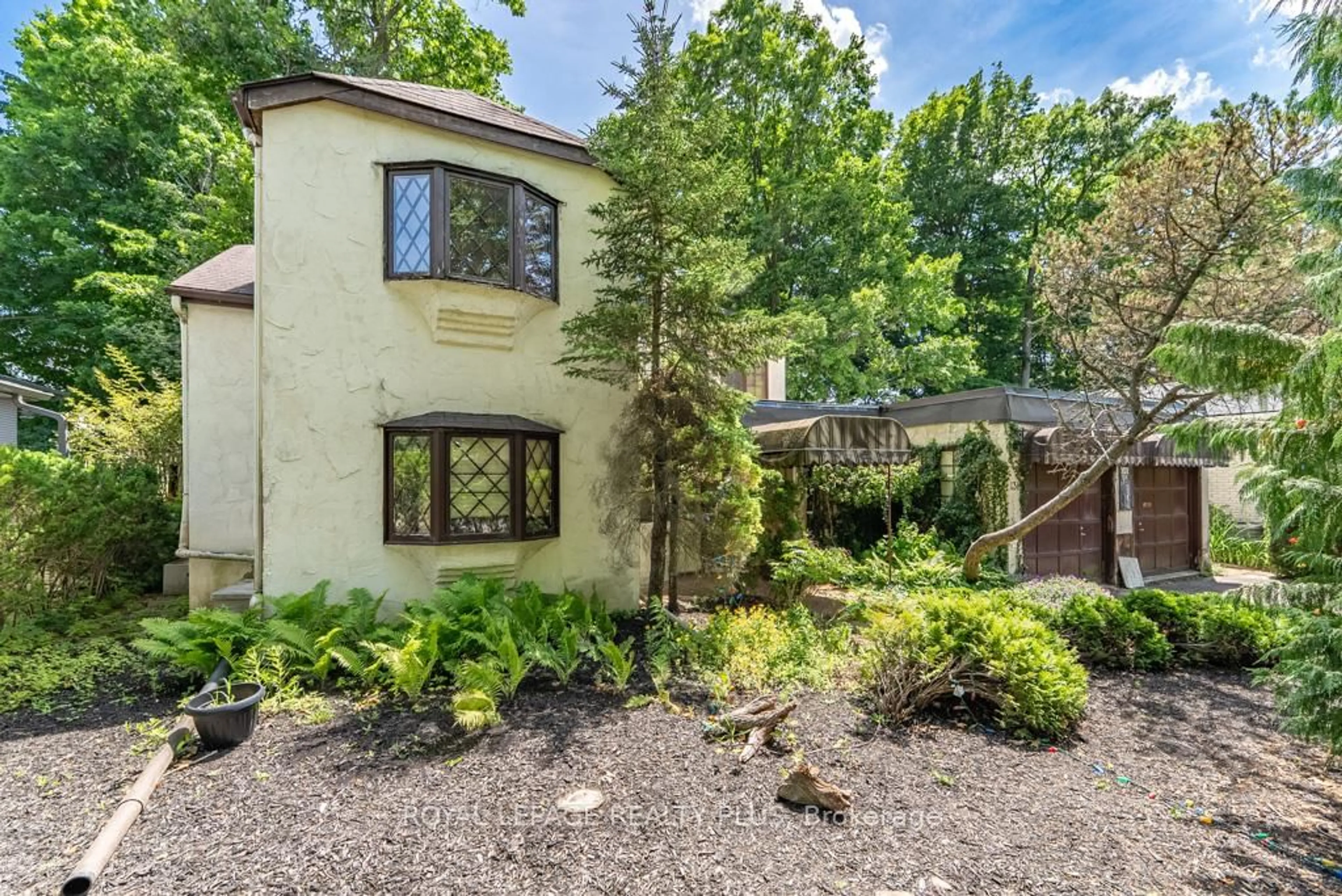 A pic from outside/outdoor area/front of a property/back of a property/a pic from drone, street for 131 Gunn Ave, Cambridge Ontario N3C 2Z5