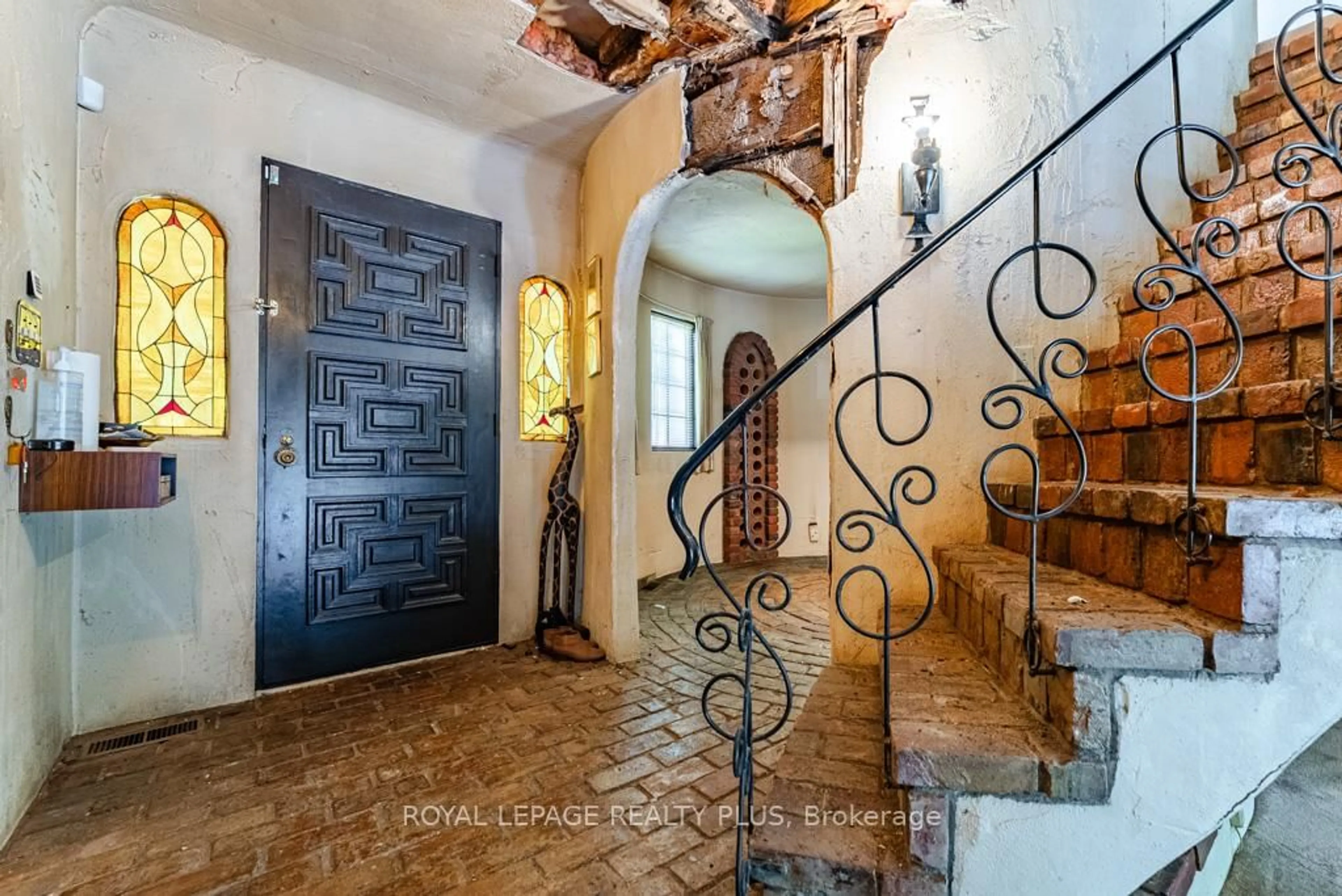 Indoor foyer for 131 Gunn Ave, Cambridge Ontario N3C 2Z5