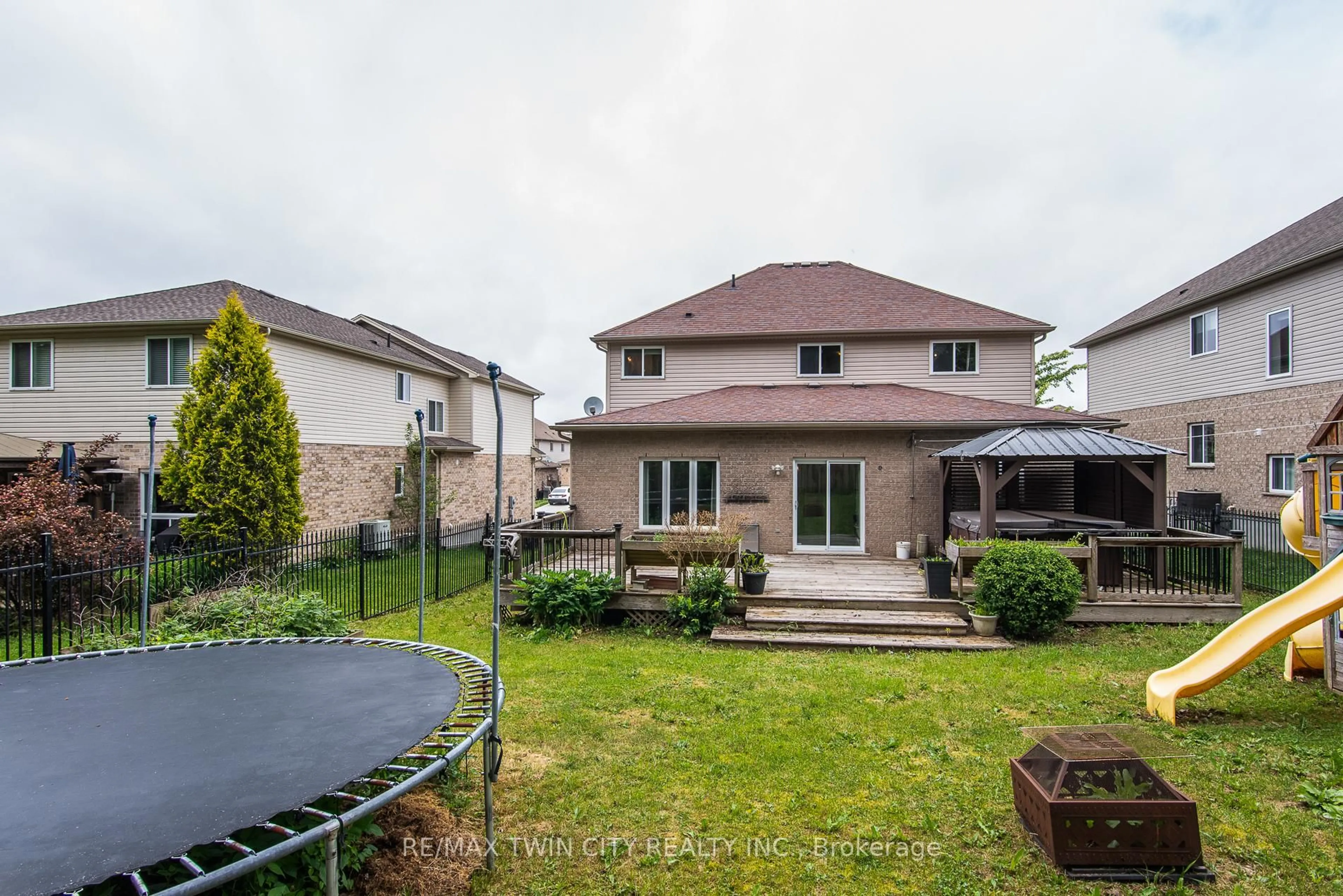 Patio, street for 178 Ferris Dr, Wellesley Ontario N0B 2T0