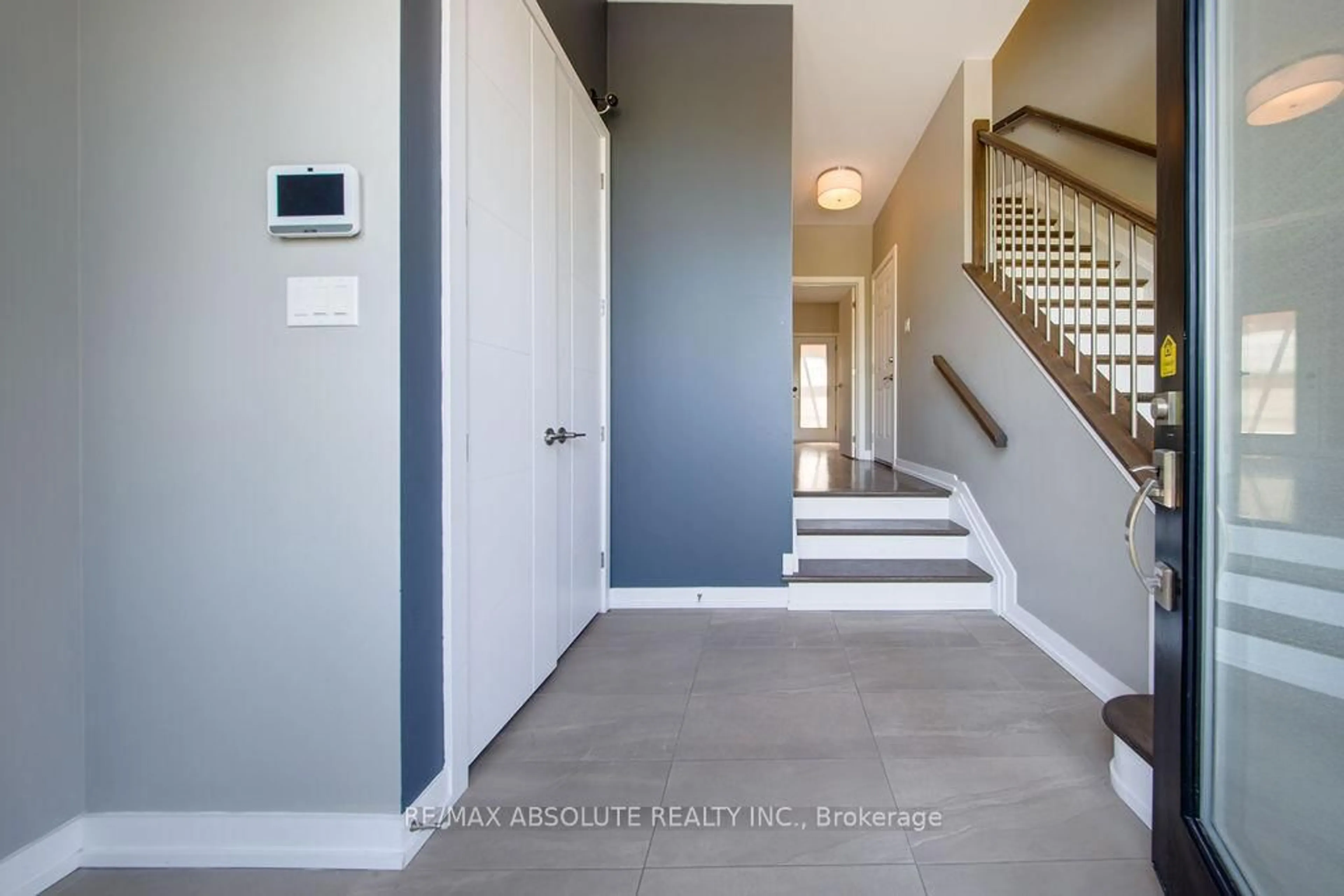 Indoor entryway for 2 C Railway St, Ottawa Ontario K1S 4N9