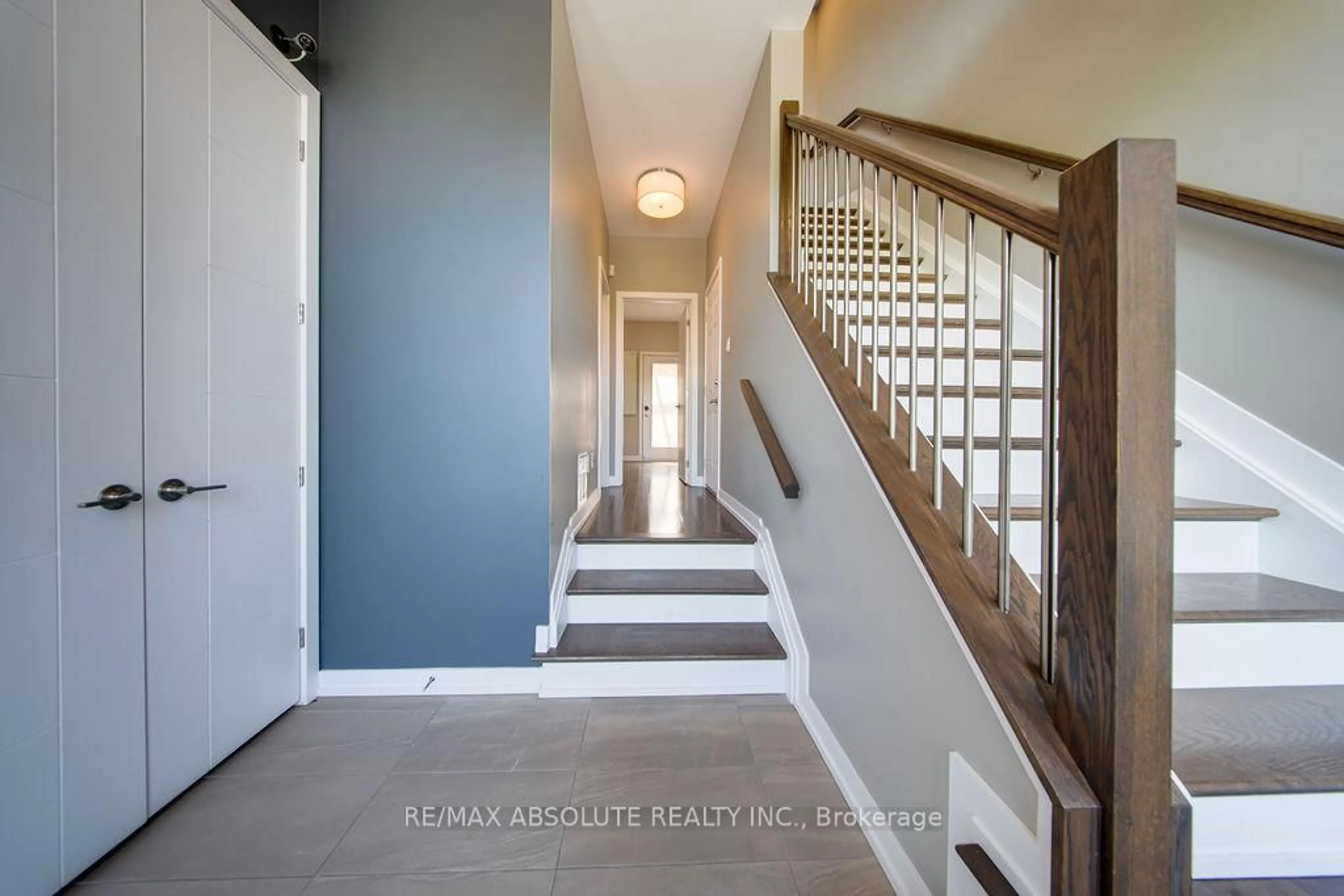 Indoor entryway for 2 C Railway St, Ottawa Ontario K1S 4N9