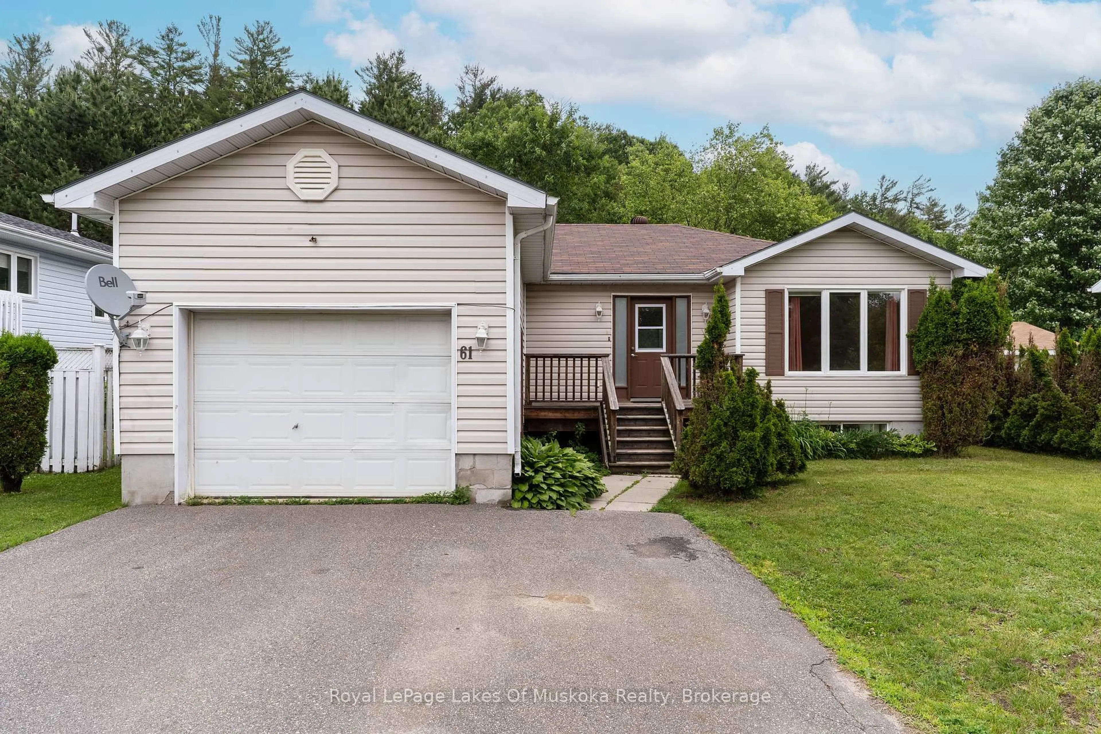 Home with vinyl exterior material, street for 61 Tamarack Tr, Bracebridge Ontario P1L 1Z1
