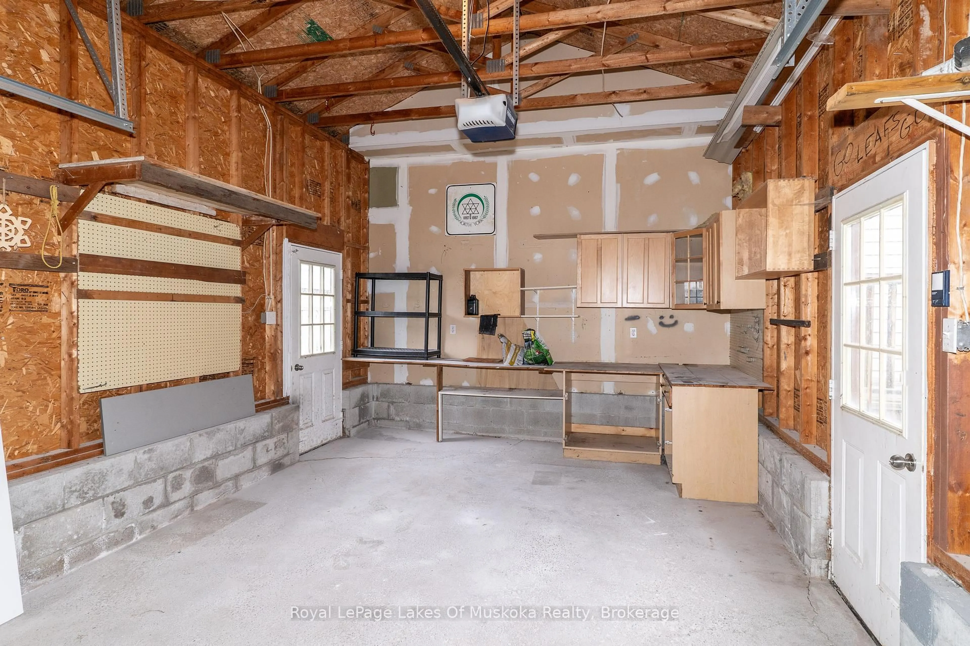 Indoor garage for 61 Tamarack Tr, Bracebridge Ontario P1L 1Z1