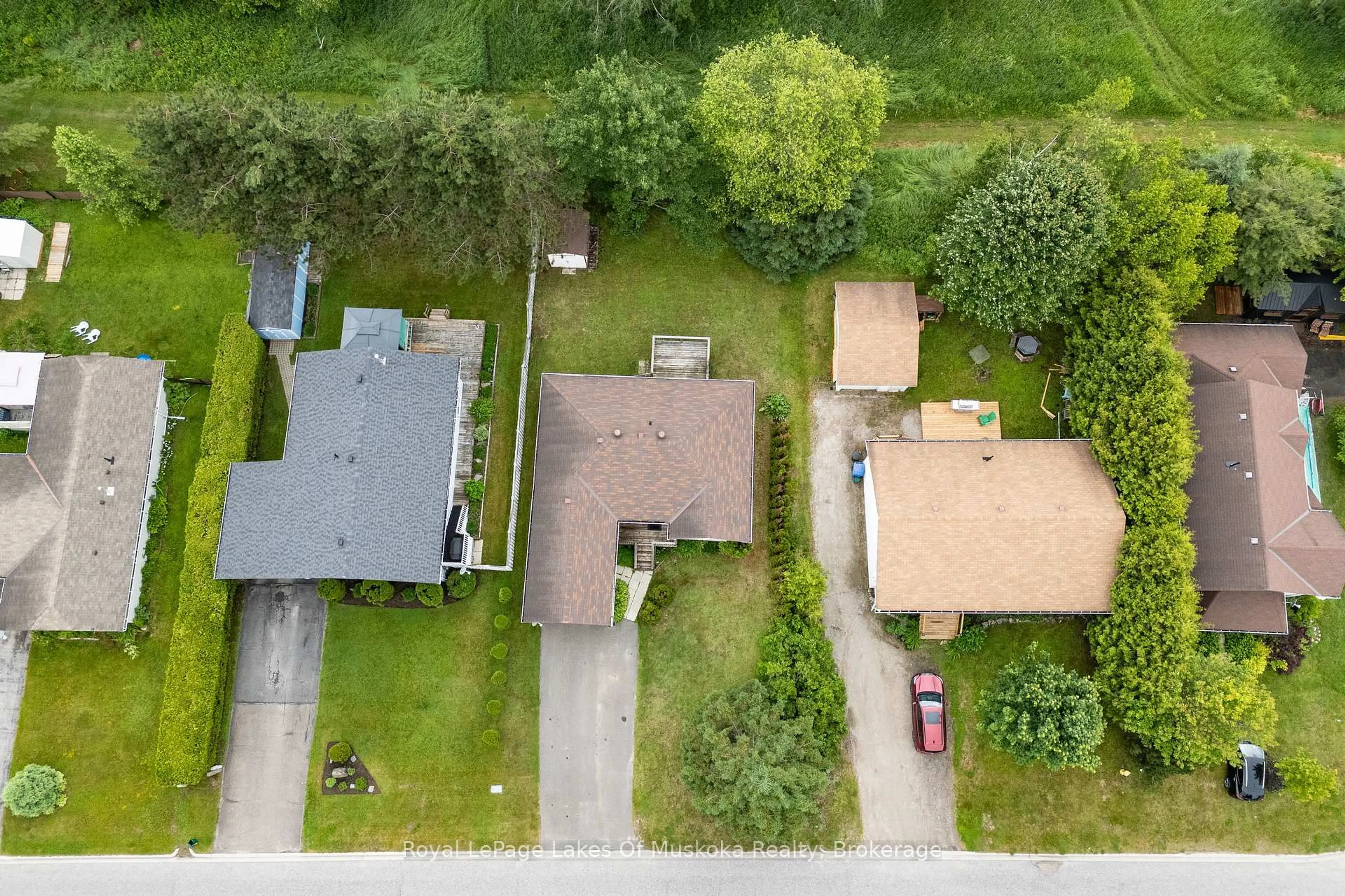 A pic from outside/outdoor area/front of a property/back of a property/a pic from drone, street for 61 Tamarack Tr, Bracebridge Ontario P1L 1Z1
