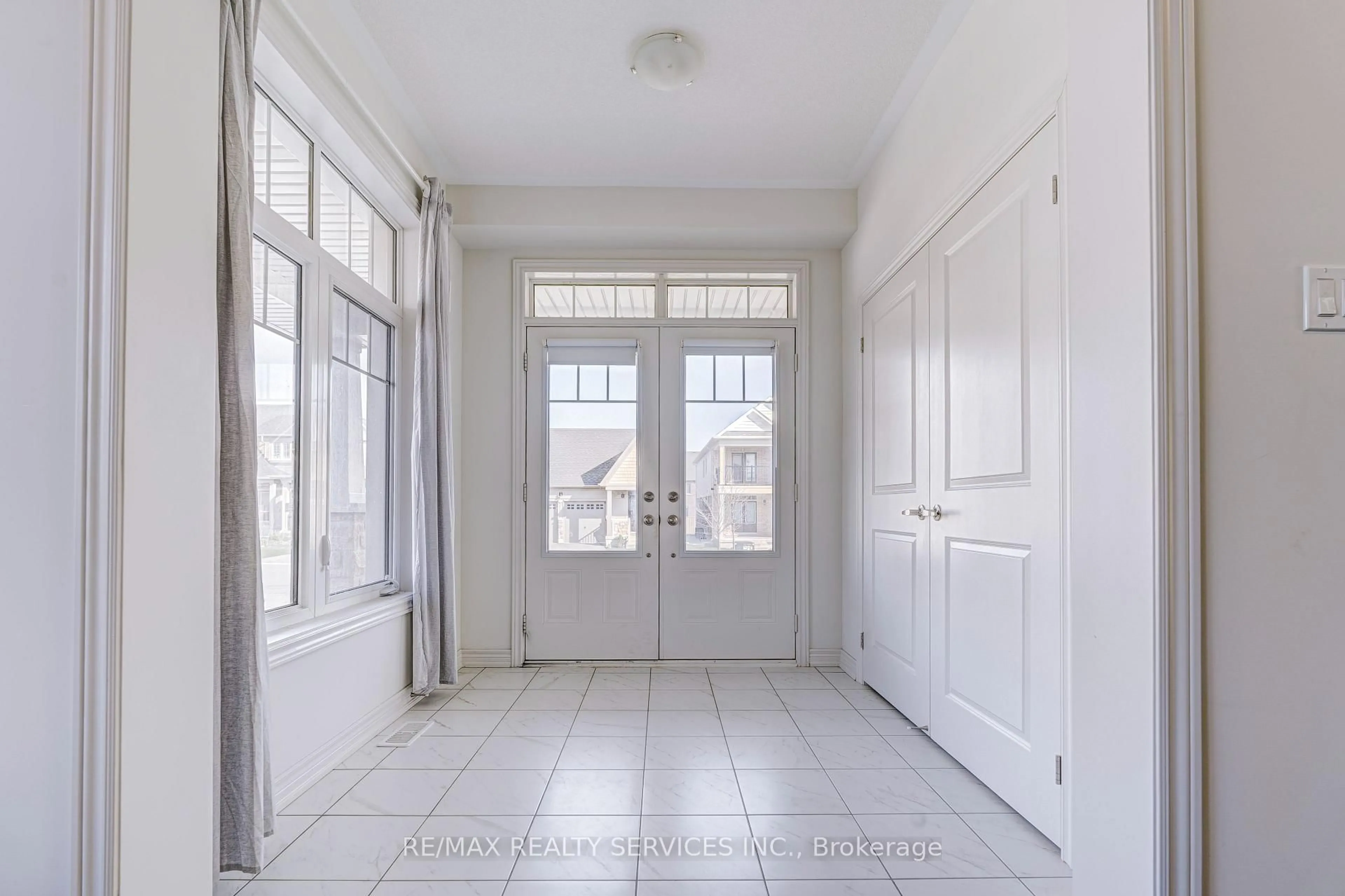 Indoor entryway for 43 Conlin Crt, Centre Wellington Ontario N1M 0H2
