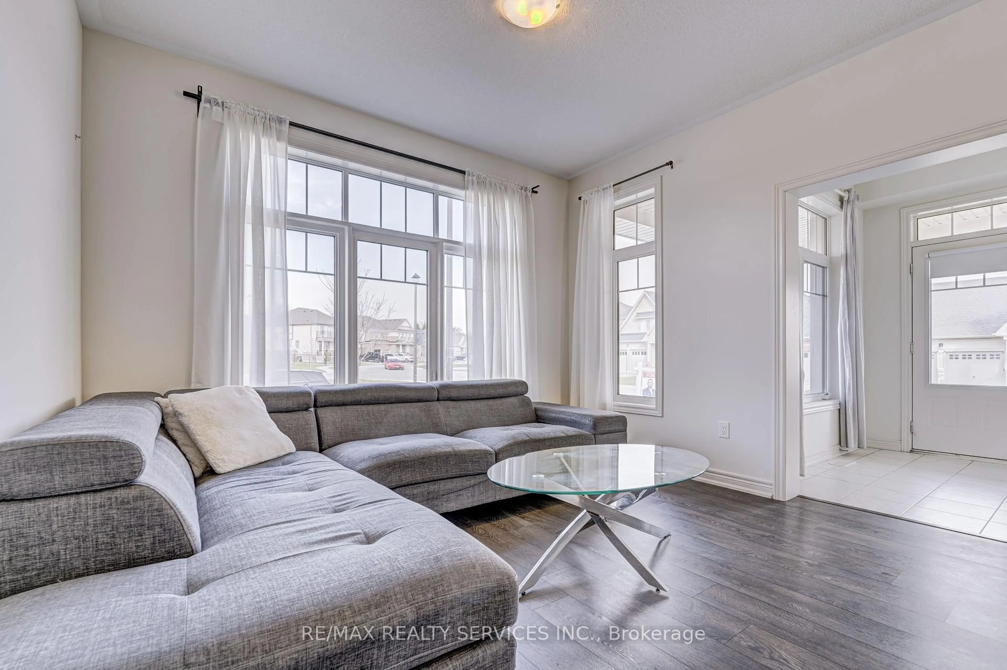 Living room with furniture, wood/laminate floor for 43 Conlin Crt, Centre Wellington Ontario N1M 0H2